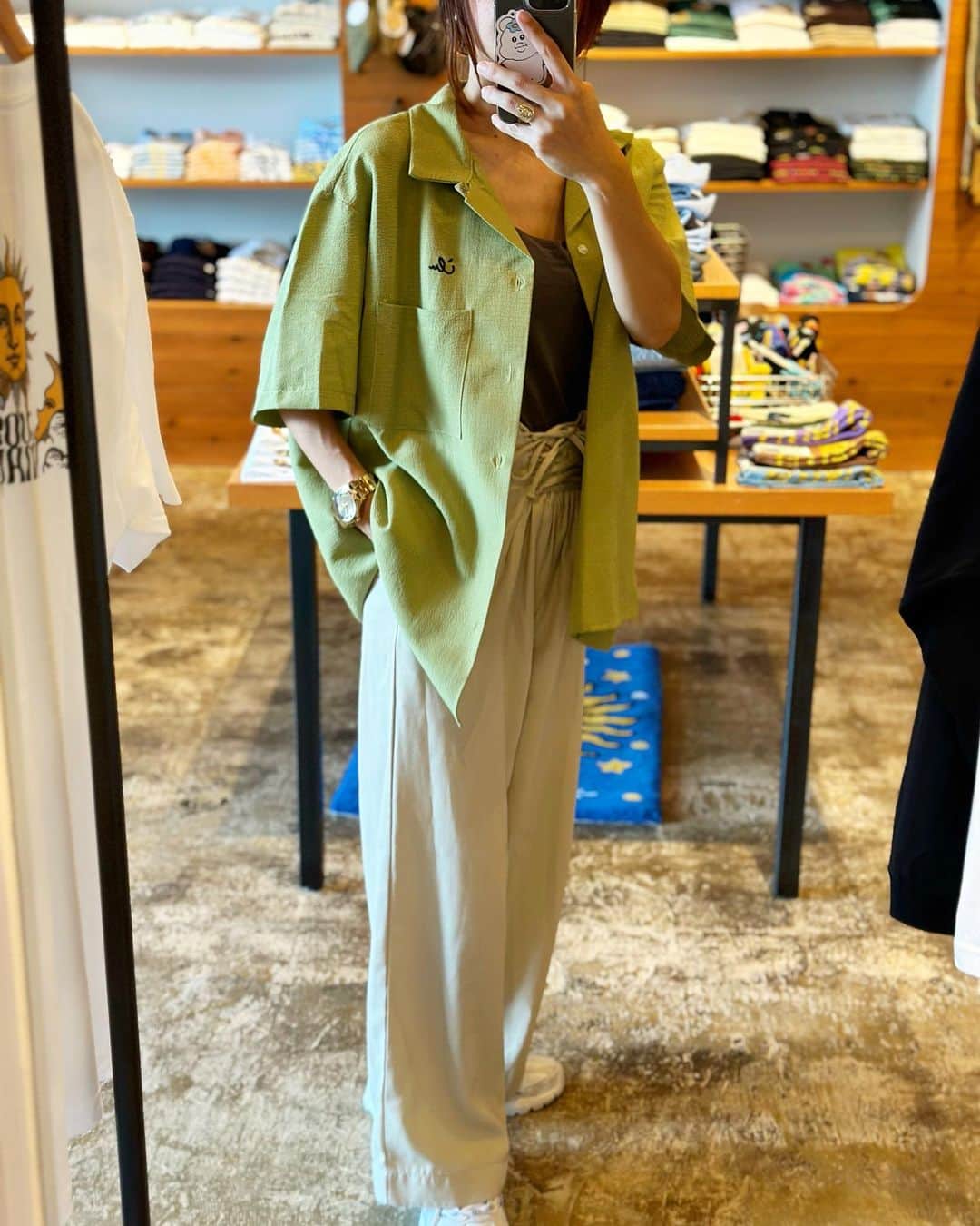 original brand 【ilu098】のインスタグラム：「New オープンカラーシャツ カーキ色とブラック色 羽織っても、ボタンを閉めても 最高に可愛い1枚が誕生しました アイルのキャップと合わせると更にcool  《販売》　 店舗: 9/9(土)11時~ Web: 9/9(土)19時~  model @lxxvii717   #ilu098 #アイルレディー #153cmコーデ #レディースファッション」