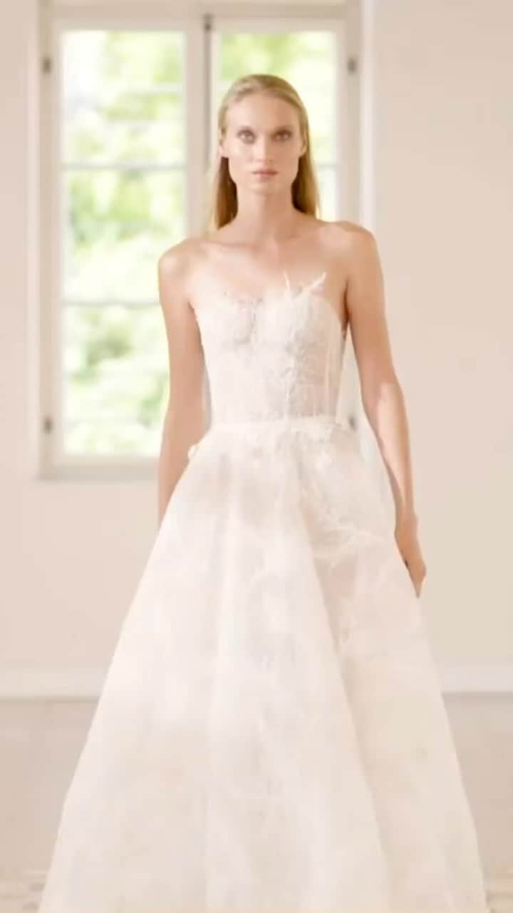 NOVARESE Dress Officialのインスタグラム：「⁡ エレガントで透明感あふれるボタニカルモチーフが全身を飾るドレスです お問合せ、試着予約はお近くのノバレーゼまで ⁡ Dress: Anele (Mira Zwillinger) @mirazwillinger @novaresewedding  ⁡ #ノバレーゼウエディング #ノバレーゼ #ノバレーゼドレス #プレ花嫁 #東京花嫁 #関西花嫁 #名古屋花嫁 #広島花嫁 #福岡花嫁 #ウエディングドレス #ノバレーゼ花嫁 #novaresewedding #novarese #mirazwillinger」
