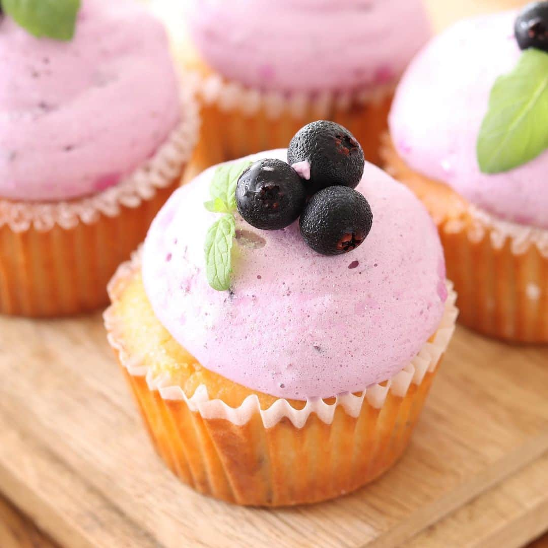 HidaMari Cookingさんのインスタグラム写真 - (HidaMari CookingInstagram)「blueberry marshmallow cupcakes🫐  ブルーベリーマシュマロカップケーキ🧁 しっとり&ふわふわなやつ🫐  ▷材料（６個分）： ■ブルーベリー・カップケーキ 全卵　１個 砂糖　６０ｇ 無塩バター　５０ｇ 無糖ヨーグルト　５０ｇ 牛乳　５０ｇ 薄力粉　１１０ｇ アーモンドプードル　２０ｇ ベーキングパウダー　４ｇ 冷凍ブルーベリー　８０ｇ  ■ブルーベリー・マシュマロ 冷水　３５ｇ 粉ゼラチン　８ｇ 冷凍ブルーベリー　８０ｇ グラニュー糖　８０ｇ  粉砂糖 ブルーベリー  #homemade #easy #recipe #tutorial #baking #foodstyling #foodporn #food #foodphotography #foodpics #foodgasm #tasty #dessert #inspiration  #おうちカフェ #お菓子作り #手作りケーキ #ケーキ作り好きな人と繋がりたい #手作りお菓子 #cake #sweets #homecafe #homemakecake #instacake #instafood #cakestagram #cakelover #foodie #hidamaricooking」9月8日 20時35分 - hidamaricooking