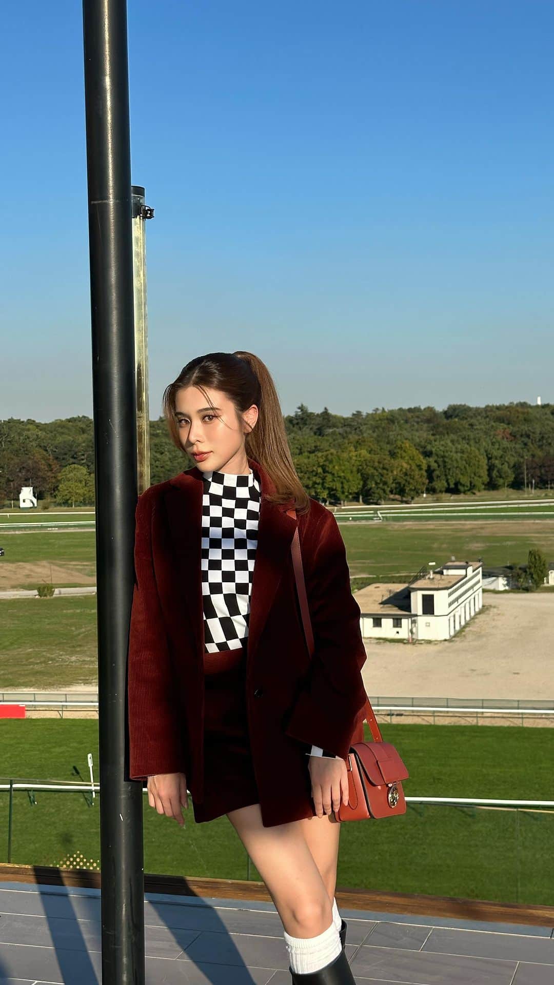 のインスタグラム：「I’m very excited to experience my first time attending horse-racing at Longchamp hippodrome.🏇🏻🩷  #LongchampFW23 #LongchampAtTheRaces  @longchampth @longchamp」