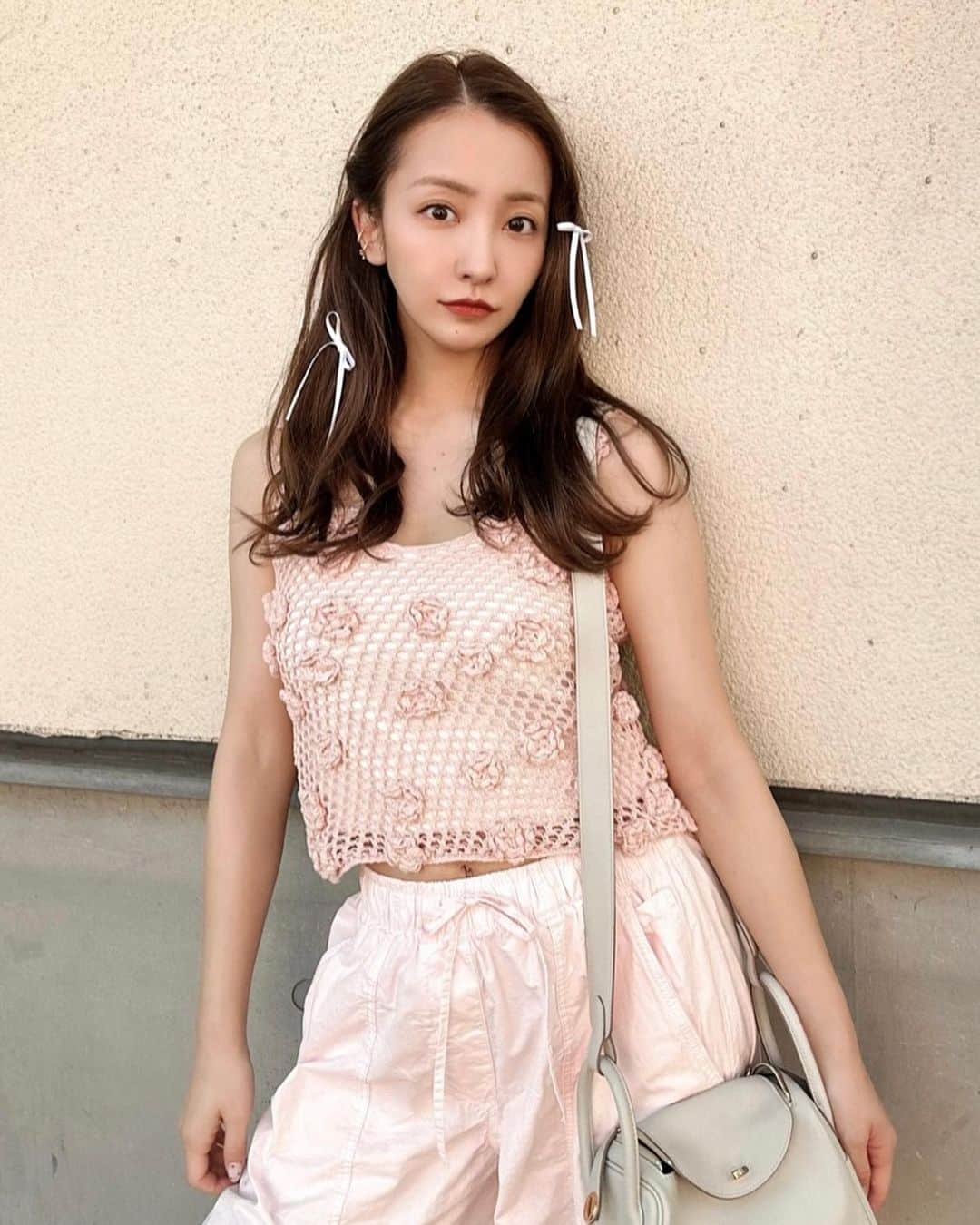 板野友美さんのインスタグラム写真 - (板野友美Instagram)「pinkコーデ🩷🎀🧴🎟️🩰  夏の思いで写真をアップしていくよ🧴💭  なんまいめ？  #tops @zara  #bottom @zara   #Fashion  #ootd #154cm」9月8日 20時45分 - tomo.i_0703