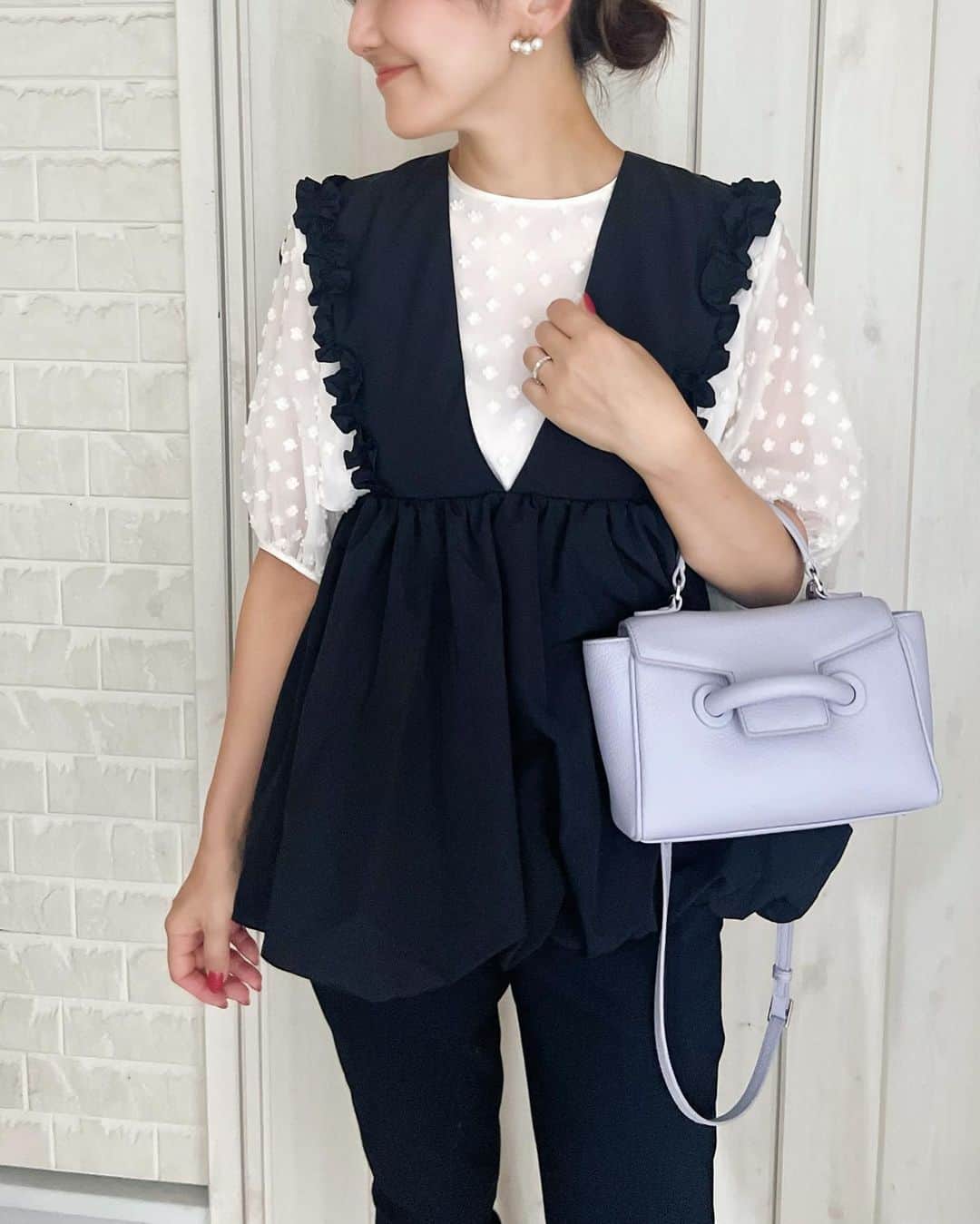 t.krmeのインスタグラム：「いつかのコーデ…  バルーンフリルジレ… たまには甘めな感じ  Gillet: #fitmore Blouse: #yori_japan  Pants: #lephil  Bag:#vasic #fashion #cordinate #casualstyle #casual#mom#outfit  #大人カジュアル #大人コーデ #ママコーデ#大人っぽコーデ #きれいめスタイル   #大人シンプルコーデ」