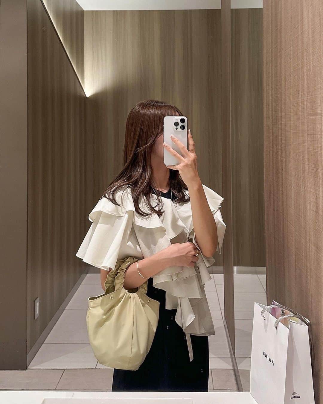 小川陽香のインスタグラム：「とある日の私服🩰 ㅤ  Tops @o0u_official  Pants @uniqlo_jp @uniqlo_with  Bag @meer._official  ㅤ ㅤㅤ 美容院行って髪の毛キレイにしてもらったあと やっとぴったりなデニムに出会えたからお持ち帰り👖🤍 いいお買い物した〜☺️たくさん履こう♡♡  ウェーブベースのデニム問題はおしり周りが気になったり 下半身ぴったりでもウエストはぶかぶかとか🥺（逆もあり） ㅤ だからデニム全然持ってないし履かないんだけど そういうお悩みのウェーブさんきっと多いよね？🥹  ㅤ ㅤㅤ #イエベ春 #骨格ウェーブ #私服 #155cm」