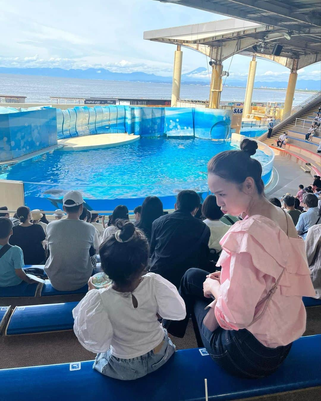 黒田真友香さんのインスタグラム写真 - (黒田真友香Instagram)「夏休みの思い出🌻(風🤣)  妹みたいな存在の後輩ちゃんと その子供ちゃんが 関西から、遥々神奈川まで遊びに来てくれました、、🥺💕  新幹線の駅までお迎え行って、夏休みに帰省してきた親戚の子供を迎えてる気分🤣  3枚目の写真は、アイスちょーだいって言ったら嫌って断られた時の写真です。笑  可愛い2人♡またおいでね😍」9月8日 20時41分 - kurodamayukaxx