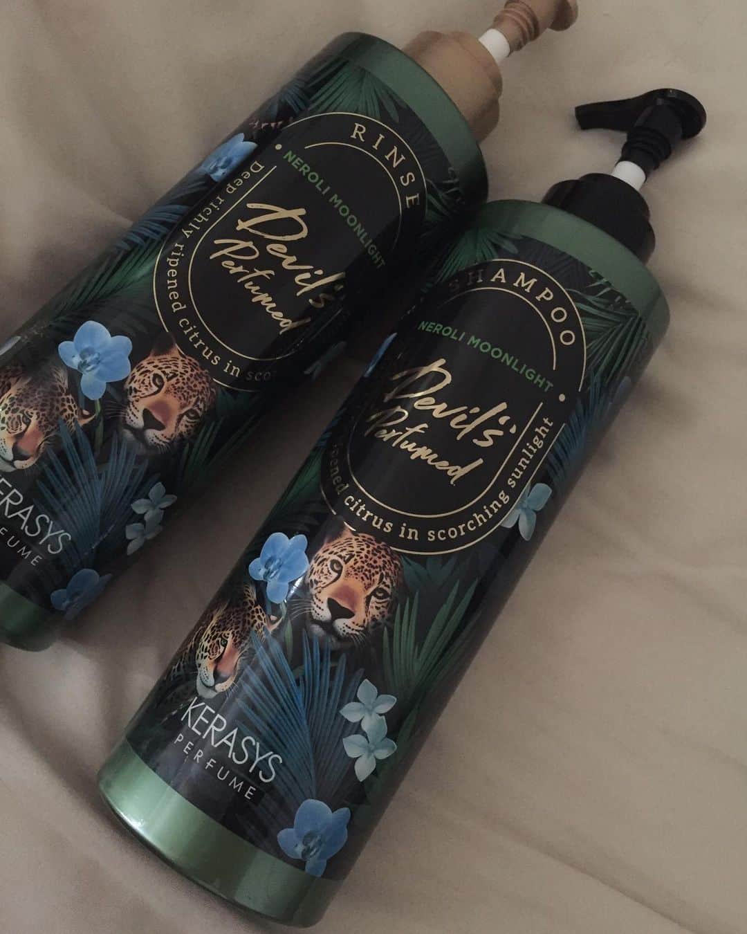 momoさんのインスタグラム写真 - (momoInstagram)「🩶 ⁡ @kerasys_japan  韓国でNo.1のPerfume Shampoo🧴‎ ⁡ 私はネロリムーンライトGETしました･ﾟ.· 柑橘っぽさとふんわりムスクの香りで大人なイメージ！甘すぎない香りで落ち着く🫧‪ 疲れて帰ってきた日に使いたくなる😌 ⁡ 3種類の自然由来オイルが配合されていて ツヤツヤになるし香りも長時間続くからお気にいり🤍 ⁡ Qoo10メガ割開催中で20%offクーポンも配布してるみたい！是非確認してみて下さい‪‪❤︎‬ ⁡ あと皆のヘアケア方法も知りたいので コメント欄でおしえてください..💭 ⁡ ⁡ #KERASYS#ケラシス#デビルズ２#パフュームシャンプー#香水シャンプー#フレグランスシャンプー#ネロリムーンライト#いい香りのシャンプー#シトラス#艶髪#弱酸性シャンプー#カラーリングケア#qoo10#メガ割#イベント#割引#クーポン」9月8日 20時41分 - __53i.m