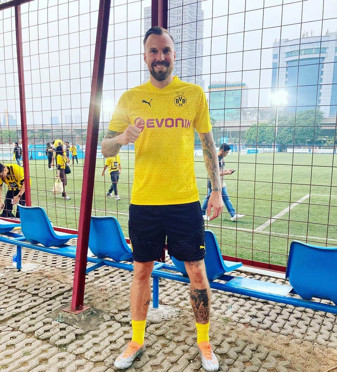 ケヴィン・グロスクロイツのインスタグラム：「Grüße aus Indonesien 💪🏻💯 Ich wünsche euch ein schönes und erfolgreiches Wochenende 👌🏻 Es ist immer wieder schön dieses Logo und diese Farben zu repräsentieren  🖤💛 #stolz #isso」