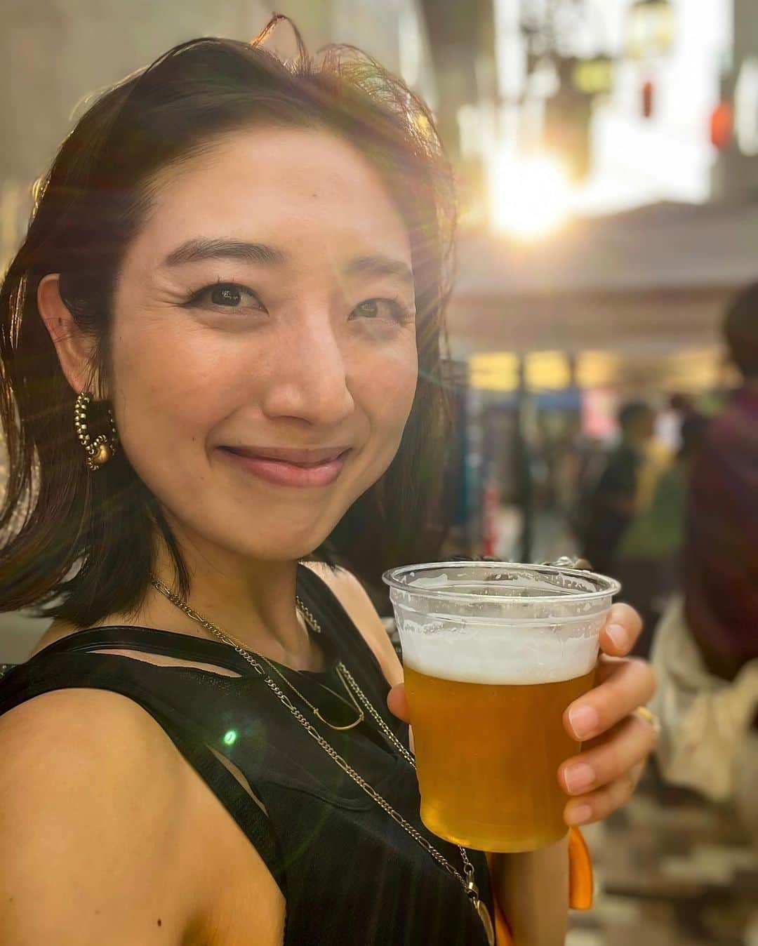 太田彩乃のインスタグラム：「8月を振り返る間もなく9月もぐんぐん進んでく🤣  8月の暑い暑い夕方。 ひっさしぶりに外で飲んだビールは2口で良い感じでした🍻笑 . . #乾杯🍻 #外でビール #屋台飯」