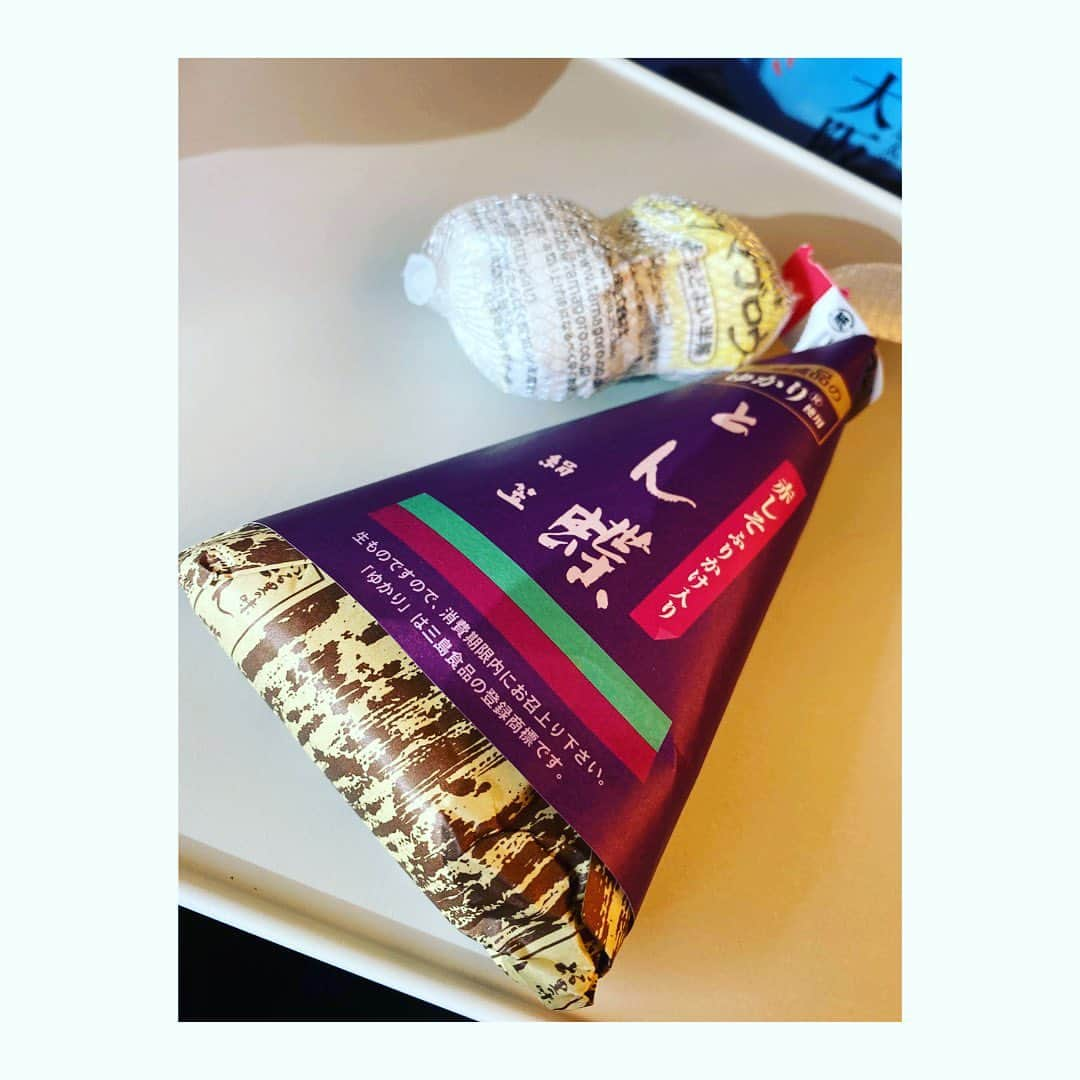 緒月遠麻さんのインスタグラム写真 - (緒月遠麻Instagram)「☺︎  大阪でもちゃんとお茶会して帰るのだ🥸✨🍵  #蓮水ゆうや  #澄輝さやと #実羚淳 #里咲しぐれ  #宙組  午前中集合だったからか みんな第一声が面白いくらい ガラガラしてました。笑  最高。  そして私は この大阪公演#ザマネ で 4種類のとん蝶をたいらげ  帰りの新大阪駅で  ゆかり入りとん蝶発見で  計 ごとんちょう。  #なんとんちょうあるんだ  全種類 美味でした。  #とん蝶  3枚目の写真の私 190センチに見えるね。  知らんけど。」9月8日 20時44分 - toma_ozuki