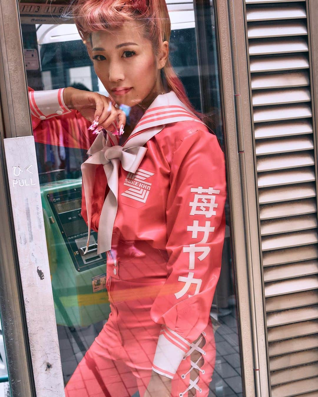 オランピアルタンのインスタグラム：「Harajuku Star Ichigo Sayaka aka @unapiiiiiii wearing her pink latex sailor suit in a Tokyo phone booth 🍓🩷📞💫 📸 @chikashisuzuki1972  Hair @takeshikatoh  Makeup @maodooleymakeup  Nails @nailsbymei  Production @hkprodtokyo  @sukeban_world #ichigosayaka #harajukustars」