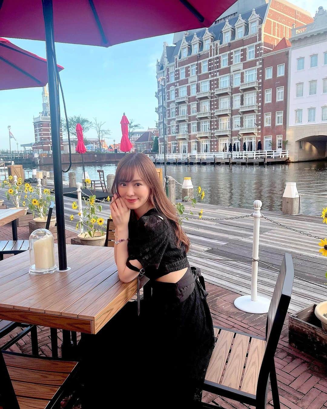 青山智美のインスタグラム：「💖 【 💖家族旅行👪✈️💖 】 ⁡ ⁡ 8月末にパパのお誕生日お祝いもかねて 家族旅行へ行きました〜💋😍 ⁡ 1日目は智美の希望で 長崎のハウステンボス🇳🇱❤️🥰💐 ⁡ 小学生の頃に行ったことがあって、 もう一度大人になってから 家族で行こうと思ってた場所🤗💓 ⁡ オランダの風景や可愛いお花たくさんで とっても素敵で癒されたよ〜💕💕💕 ⁡ また動画とか載せよ〜っと😘🍀✨🫶🏻 ⁡ 家族と一緒に本当に幸せな時間でした❤️💖  ありがとう💖👪💖 ⁡ ⁡ ♡ ♡ ♡ ⁡ ⁡ あなたとあなたの大切なひとたちが 笑顔で幸せでありますように…💖💖💖 ⁡ ⁡ ⇨ @tomomibeauty ⁡ ⁡ #ハウステンボス #長崎観光  #家族旅行 #オランダ #オランダ旅行 風♡ ⁡ ⁡ *♢ ♡ ＊ ♡ ✩ ♡ ♩ ♡・♡ ° ♡ ❁ ♡ ✩ ♡° ⑅◡̈*」