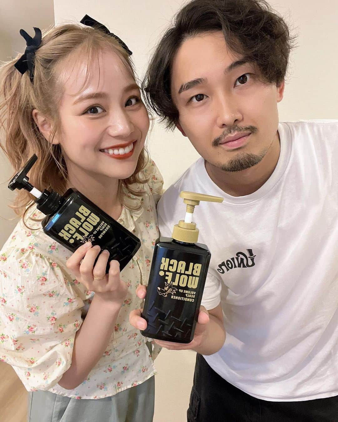 安中亜美のインスタグラム：「ㅤㅤㅤㅤㅤㅤㅤㅤㅤㅤㅤㅤㅤ 久しぶりの2ショット💘 旦那さんが大正製薬の企画”ブラックウルフの10日間チャレンジ”に参加中🪄  前回もチャレンジさせてもらって使い切った頃には 髪のセットが楽しくなったと言ってた😳💕  あれから少し経ったけど今回もチャレンジ中🫶🏻 今5日目でツヤある髪を目指して頑張ってるみたい🤣  これ最近話題になってるみたいだし、黒いシャンプーで大正製薬っていうのもいいよね☺️💕  旦那はあんまり意識高い方じゃないから どんどん美意識下がっていっちゃいそうやから シャンプーとかできるところから頑張ってもらお😂🩷  #PR#大正製薬  #BLACKWOLF #ブラックウルフ#うわさの黒いシャンプー #10日間チャレンジ  #シャンプー #ヘアケア #メンズヘアケア」