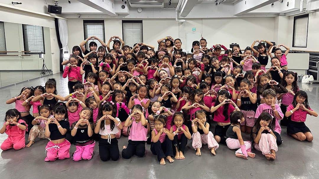 Ruuさんのインスタグラム写真 - (RuuInstagram)「🌺Ruu Summer Camp in TOKYO 🌺  今回、初の試み…初心者クラス👶🏻🌻💖✨  3才から〜小学6年生のみんな💖 最初はドキドキしてたけど、踊り始めたらそれはそれは自由で、ほんっとに最高でした😍🫶🏻🫶🏻⭐️⭐️  ダンス初めての子に教える瞬間って本当に幸せを感じる瞬間💘 沢山素敵な笑顔がみれて☺️ほっこり。🥹💕✨✨  また必ずやりたい💖💖💖 YouTubeも編集してますのでフルでどうぞ見てね〜✌🏻🎉  🎥  @izm.pro   #ruujapantour #ruusummercamp #ruufabulous」9月8日 20時50分 - ruufabulous
