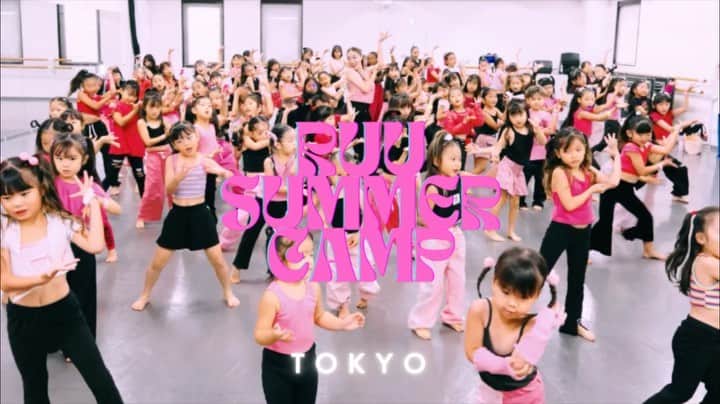 Ruuのインスタグラム：「🌺Ruu Summer Camp in TOKYO 🌺  今回、初の試み…初心者クラス👶🏻🌻💖✨  3才から〜小学6年生のみんな💖 最初はドキドキしてたけど、踊り始めたらそれはそれは自由で、ほんっとに最高でした😍🫶🏻🫶🏻⭐️⭐️  ダンス初めての子に教える瞬間って本当に幸せを感じる瞬間💘 沢山素敵な笑顔がみれて☺️ほっこり。🥹💕✨✨  また必ずやりたい💖💖💖 YouTubeも編集してますのでフルでどうぞ見てね〜✌🏻🎉  🎥  @izm.pro   #ruujapantour #ruusummercamp #ruufabulous」