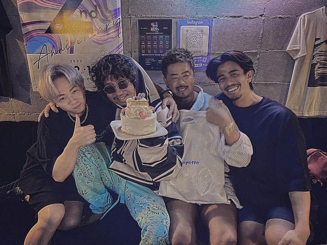 クニのインスタグラム：「. . .最強幹部人にお祝いしてもらった🥂✨ . .今年一呑まさせて頂いた夜。 . .最高でした。 . .本当にありがとうございます🤝✨ . . #社長がクソ盛れててきゃわいい🥰 #遠藤さん緩みっぱなしの顔は危険な証拠 #ゲンちゃんの歯は新品のエアフォース並みに白いです #皆んなの盛り上げ方半端なかった #幸せ空間🫶」