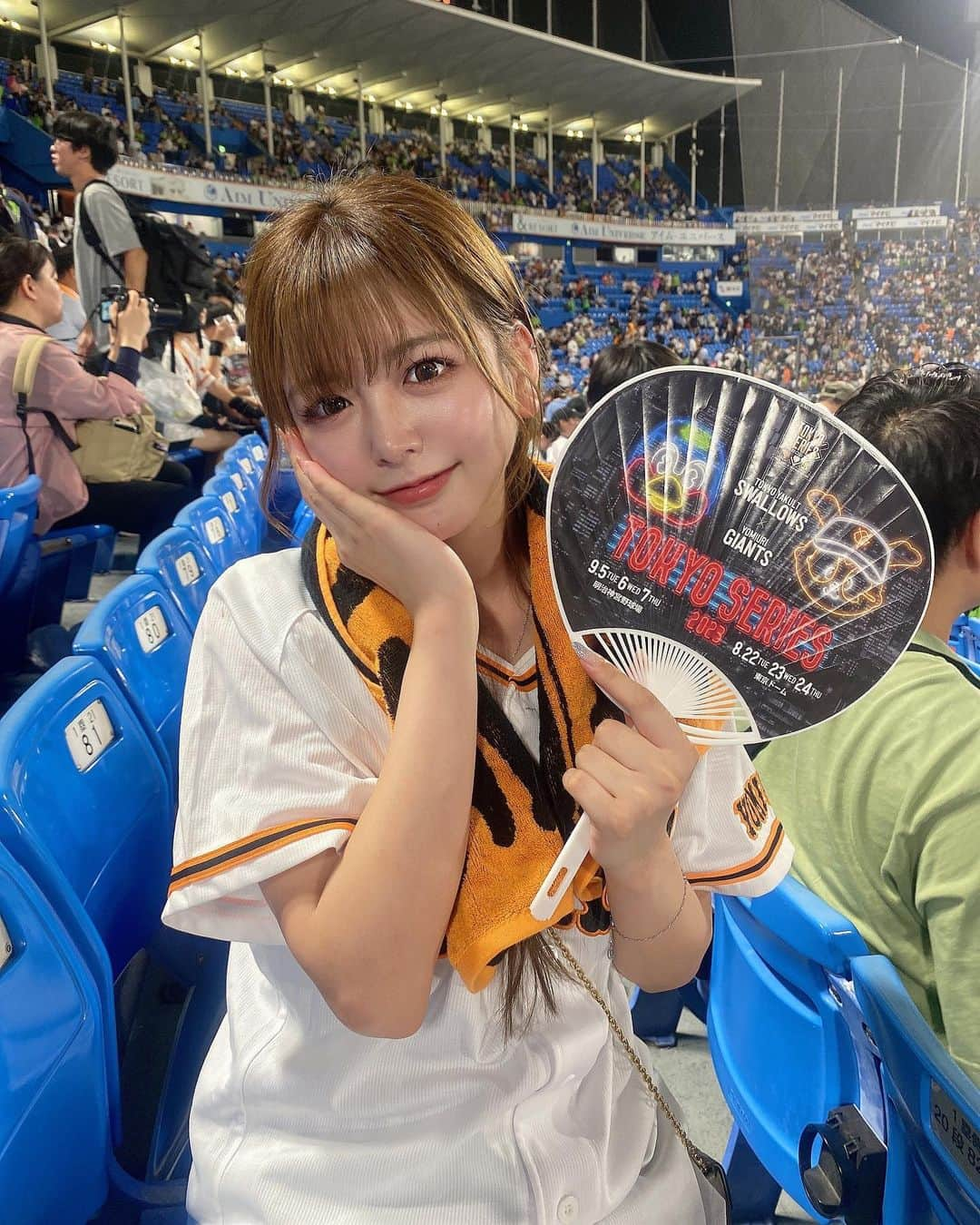 水瀬琴音のインスタグラム：「⚾️🧡🤍 ・ TOKYO SIRIES は ドームと神宮1試合ずつ応援行けたよっ🥰📣🏟️ ・ ・ ・ #野球観戦 #スポーツ観戦  #東京ドーム #神宮球場 #ほろ酔い」