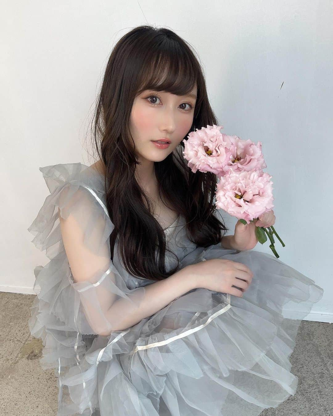 矢倉楓子のインスタグラム：「発売中のグラビアプレス オフショット💐  アイドルプロデュースについてお話させて頂きました！！  ふわふわの衣装可愛かった🥰 すごい素敵に撮って頂いたので、是非ゲットしてね🩵  #グラビアプレス Vol.6」