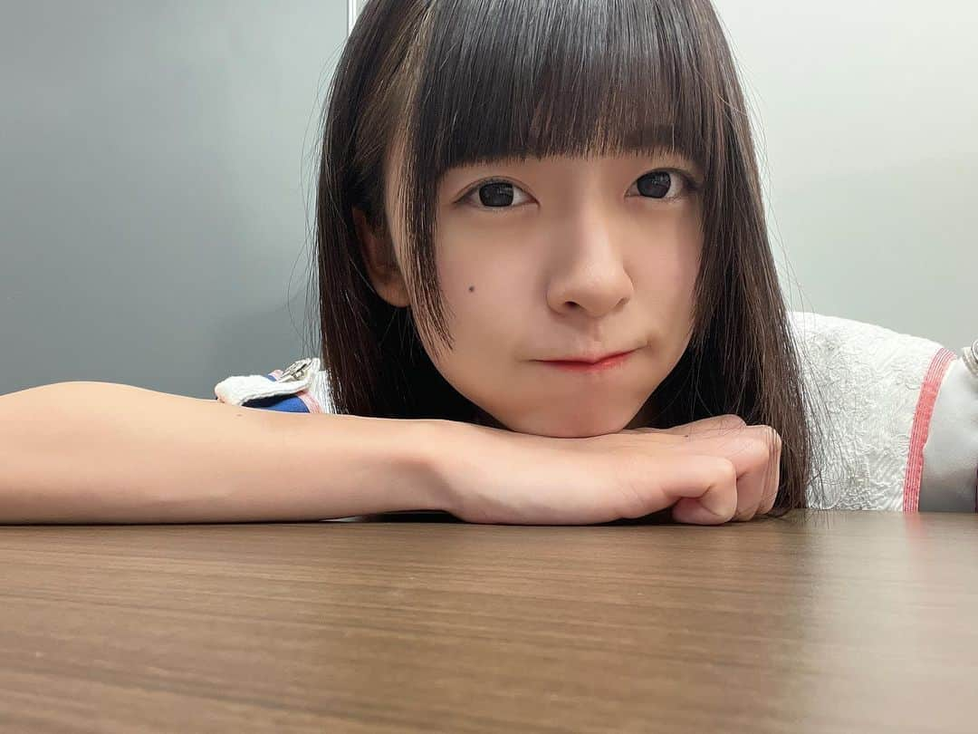 橋本美桜のインスタグラム：「最近前髪切りすぎちゃいがち。  ⁡ ⁡ ⁡ #アイドル #IDOL #偶像 #パッツン前髪 #アイドル前髪  #セルフカット #ロングヘア  #黒髪 #黒髪ロング #黒髪ストレート #ストレートヘア #ナチュラルメイク #夏 #衣装  #アイドル衣装 #ootd」