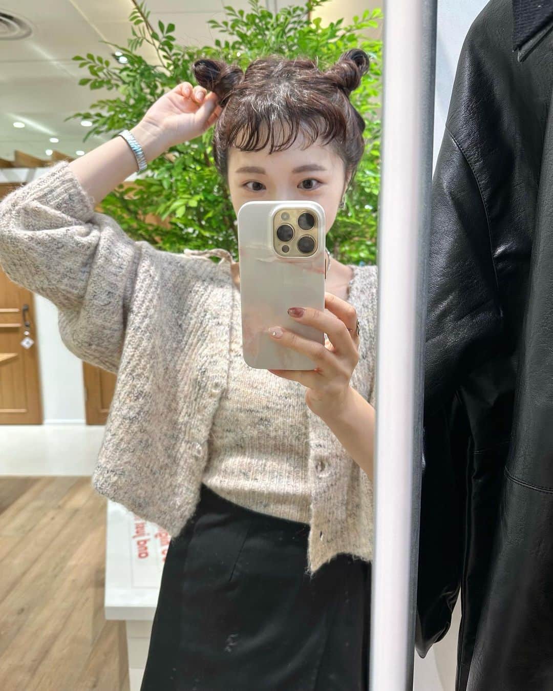 miho uesugiのインスタグラム：「仙台出張〜完〜 リニューアルオープンを迎え、2017年からたくさんのお客様に愛して頂けていることを実感して感無量でした…！！ 東北の皆さま、あたたかくてやっぱり最高です…！！ お話してくださってありがとうございました🥹✨ ノベルティもまだあるので、明日もぜひお立ち寄りください✨  ※オープン当時の仙台牛ヘアーを再現しましたが、髪を切ったのでボリューム不足。  ㅤㅤㅤㅤㅤㅤㅤㅤㅤㅤㅤㅤㅤ　 そして、次回は9/15.16とニューオープンの鹿児島店の店頭に立たせて頂きます！！！ 鹿児島のお客様との再会、新たな出会いを楽しみにしております♡  ㅤㅤㅤㅤㅤㅤㅤㅤㅤㅤㅤㅤㅤ  ㅤㅤㅤㅤㅤㅤㅤㅤㅤㅤㅤㅤㅤ  #Kastane#Kastane舞浜#Kastane_ootd#骨格ウェーブ#イエベ春#コーディネート#今日のコーデ#コーデ#大人カジュアル#カジュアル#ロングヘア#オン眉#ぱっつん前髪#30代ファッション#30代コーデ#カスタネ#低身長#低身長コーデ#秋#秋コーデ#ニット#カーディガン#おだんごヘア#お団子ヘア#ヘアアレンジ#仙台#宮城#東北#鹿児島#九州  ㅤㅤㅤㅤㅤㅤㅤㅤㅤㅤㅤㅤㅤ」