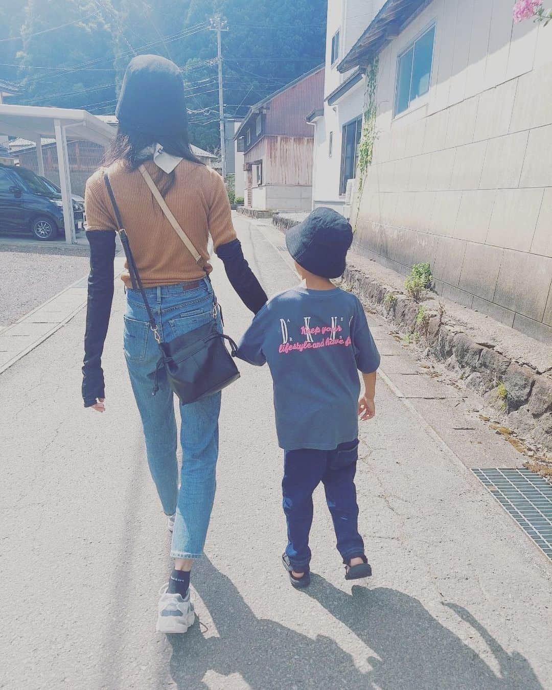 佐藤飛鳥のインスタグラム：「僕たちの夏休みを振り返らせておくれ！ (もはやいつまで⁉︎🤣)  8ちゃい男子 まだまだ手ェ繋いでくれてる🤭♡  #やっほっほ夏休み」