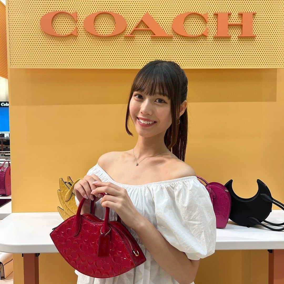 粕谷音さんのインスタグラム写真 - (粕谷音Instagram)「COACHのポップアップストアが大丸札幌店に期間限定で登場しているから行ってきた〜！！  オリジナルギフトが貰えたり(可愛いボールペン頂いた🎃)写真スポットもあって映える写真が撮れるの〜🩶  9/6(水)~9/12(火)までやってるよ〜💁🏻‍♀️   #コーチシャイン​  #WearYourShine  #CoachJapan​　  #CoachNY  #CouragetobeReal  @coach_japan」9月8日 20時56分 - non.1611