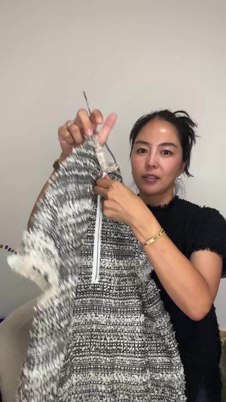 鈴木六夏のインスタグラム：「4 seasons tweed tops Kurikuri ファーコチャン  21:00から発売開始です💜」