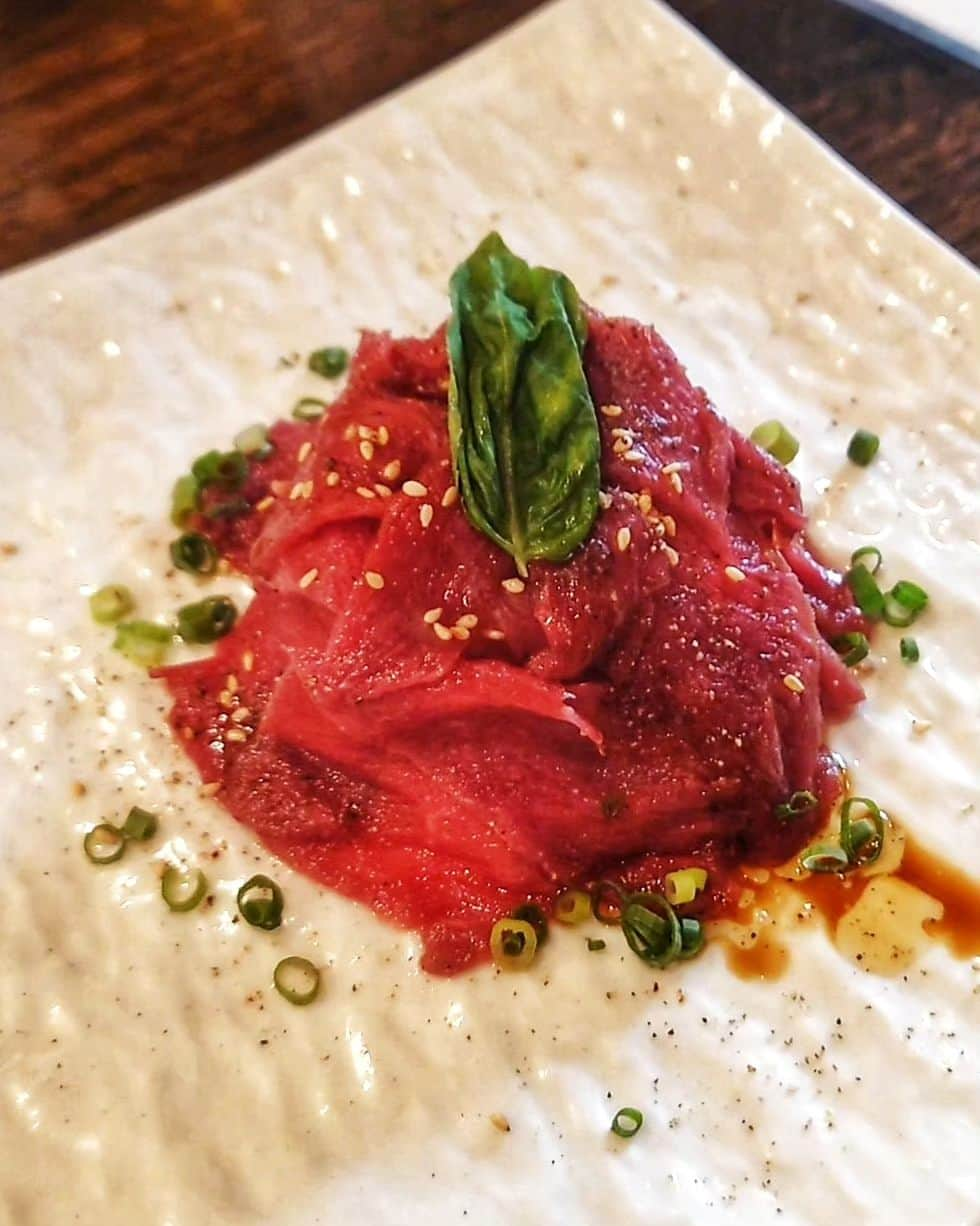 丹遥ニナさんのインスタグラム写真 - (丹遥ニナInstagram)「うん〜まい❕やばい❣️ 「筋肉・会」in 個室和牛バル肉ギャング渋谷店 @nikugang 🍸💕💋 ・ ・ 楽しい仲間達、マッチョ達とSNSで話題の肉寿司食べ放題 & 飲み放題に行ってきた、これもあれもどれも美味しすぎて、超うんまい❤❕ ・ ・ コースメニュー 👇👇👇 📍肉ギャング厳選 旬の前菜盛り合わせ 📍季節の前菜のビストロサラダ 📍皮付自家製ローストポテト 📍A5和牛巻き一貫~ウニ・いくら・キャビアでトッピング〜 📍アスパラガスのソテー  📍ミニトマトのソテー 📍とろける和牛ユッケ軍艦 📍和牛A5炙り肉寿司 📍自家製ローストビーフ寿司 📍和牛ランプ寿司 📍上ロース炙り肉寿司 📍炙りイチボ肉寿司 📍豚バラ炙り肉寿司  ■デザート 📍肉ギャング厳選ドルチェ盛り合わせ ・ ・ 写真見てみて、すごくない⤴️❓ 胃袋3つくらいほしいわ🤣 ・ ・ 特にこれこれ 👇👇👇 📍和牛A5炙り肉寿司 超〜〜〜オススメ❗ めっちゃ柔らかく、口の中に入れると舌の上でとろけるような、まろやかな味わい。  大きさもめっちゃ大きかったので、胃袋に入れたい気持ちいっぱいあるけど、すべて美味しいから、お腹の限度が来てるわ🤣😃💖 ・ ・ とにかく肉、 肉、肉！美味しい肉料理が味わえるお店❕スタッフさんもとても優しくて、話しやすかった！テーブルが大きいので、マッチョ達も座れたし、個室なのでゆっくり食事楽しめたよ🤣😃 ・ ・ ・ 主催 エリカちゃん @erika0825erika  と 【楽し筋肉さん達】左から👇👇👇 えりちゃん  @erichan.mermaid226 よっくん  @ykn.kzm 智久さん (メンディー)  @tomohisa.uemoto_td21 たかひろさん  @takahiro.japan.gg ・ ・ 👑個室 和牛バル 肉ギャング 渋谷店 050-5869-8433 東京都渋谷区道玄坂2-25-10 ベニー清建ビル5F https://tabelog.com/tokyo/A1303/A130301/13253283/ ・ ・ #pr #nikugang #ギャング #肉ギャング渋谷 #肉ギャング新宿東口店 #Churrascogang #シュラスコギャング #ニューオープン #churrasco #渋谷グルメ #渋谷ディナー #渋谷ごはん #渋谷デート #シュラスコ料理 #シュラスコ食べ放題 #誕生日サプライズ #nightview #渋谷 #渋谷グルメ #渋谷デート飯 #渋谷肉 #肉 #肉バル #肉寿司 #肉寿司食べ放題 #和牛食べ放題 #ステーキ食べ放題 #牛タン  #グルメ好きな人と繋がりた い #飲食店 #飲食店応援」9月8日 20時59分 - minaninamiji