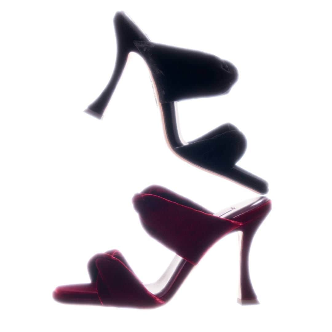 Aquazzuraさんのインスタグラム写真 - (AquazzuraInstagram)「Time to meet your new wardrobe staple, Twist Sandal 95. Crafted from Merlot velvet and leather with a double padded insoles for extra comfort, this elegant style will add a graphic edge to any assemble   #AQUAZZURA  #AQUAZZURAMules」9月8日 21時00分 - aquazzura