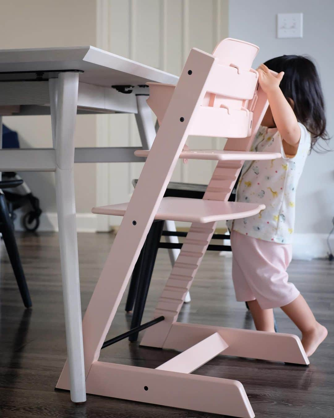 Stokke Japanのインスタグラム：「こだわりのダイニングセットに華やかさを添えてくれるのが北欧カラーのトリップ トラップ。  お子さんの「マイチェア」が演出できるカラーバリエーションの豊富さは、トリップ トラップの魅力の一つです。  📷 @yuuemmsaa   今後も定期的に#ストッケのある暮らし #トリップトラップのある暮らし をご紹介していきますので是非、保存＆フォローをお願いします。  #ストッケ #トリップトラップ #ハイチェア #ベビーチェア #キッズチェア #離乳食 #ピンクコーデ #セレーヌピンク」