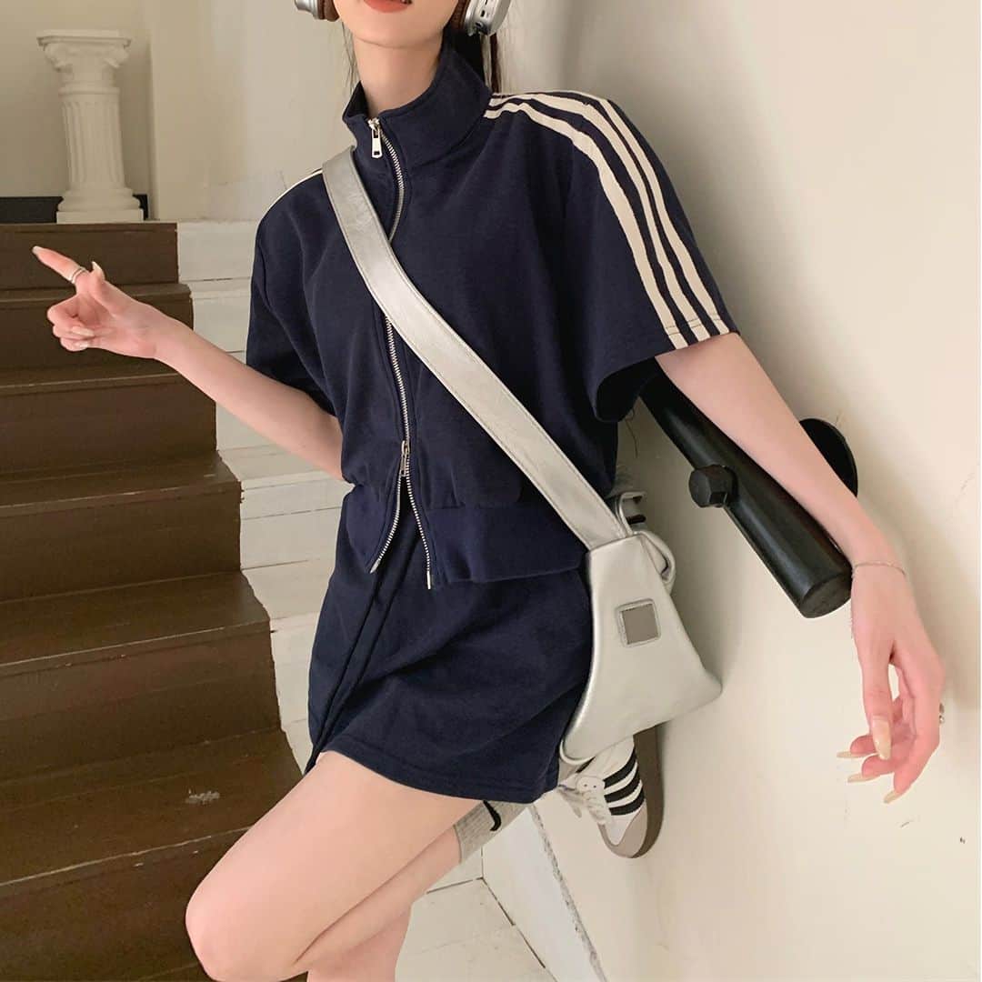 のインスタグラム：「👈韓国ファッションのトレンドアイテムは17kgで購入🖤  チェックしてみてね🇰🇷  【ジップスポーティセットアップ N8063S】  #韓国ファッション #韓国コーデ #17kg #イチナナキログラム #プチプラコーデ #プチプラファッション」