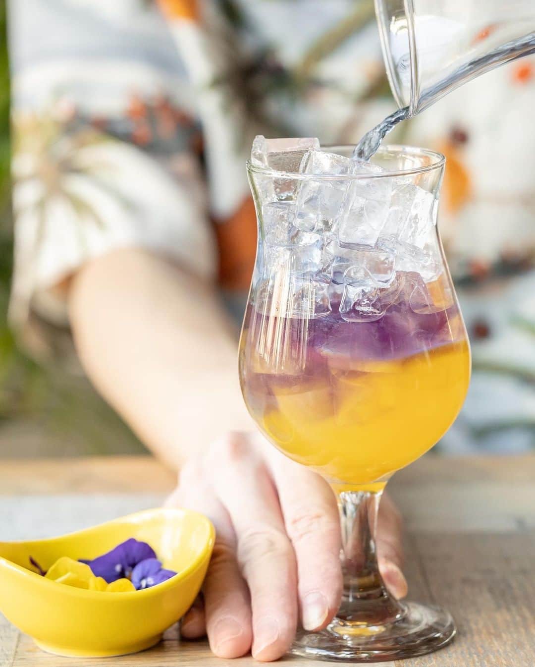 アロハテーブルのインスタグラム：「飲んでみたいと思ったら💙をコメントしてね🌞  バタフライピーって知ってる？ もとは青いですが、レモン果汁などを加えると酸性に反応して紫色に変化する不思議なお茶。 とってもキレイな色ですよね💙💜  アロハテーブルでは「オーキッド」というモクテルにバタフライピーが使われています🍹 ぜひ飲んでみてね🏄🏼‍♀️  @alohatable_waikiki  #アロハテーブル #alohatable  #ハワイ #hawaii #ハワイ好き #ハワイナンバーワンロコモコ  #ハワイ好きな人と繋がりたい  #カフェ部 #カフェ巡り #モクテル #バタフライピー #テラス席があるお店 #zetton #仙台カフェ #大宮カフェ #代官山カフェ #中目黒カフェ #飯田橋カフェ #大崎カフェ #豊洲カフェ #横浜カフェ #みなとみらいカフェ #湘南カフェ #海老名カフェ #千葉カフェ #金山カフェ #星が丘カフェ #天王寺カフェ」