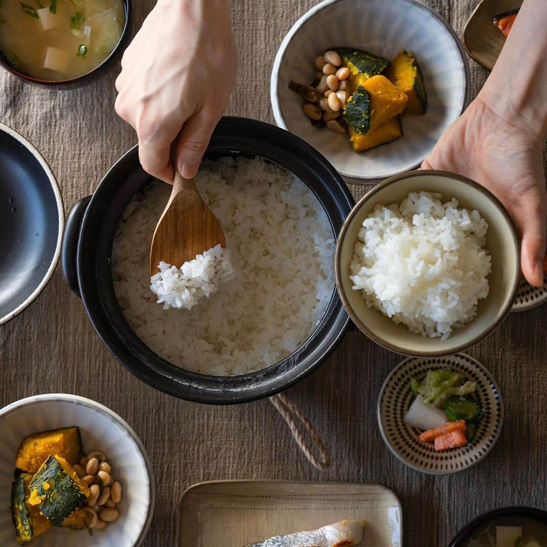 ENGIYA｜縁器屋のインスタグラム：「【楽天スーパーセール開催中！】 今日をちょっとハレにする器🌿 →@engiya_japan  縁器屋人気の便利アイテム特集から 「萬古焼　絶品ごはん鍋」のご紹介✨  ふっくら美味しい絶品ごはんが炊けるごはん鍋 土鍋との違いは、「鍋のカタチ」！  底が丸く、高さがあるごはん鍋は 土鍋と違い、まんべんなく熱が対流。 普通の土鍋より高温でご飯を炊くことが可能。  よって、土鍋より美味しい絶品ごはんを 炊くことができるのです☺️  便利な中蓋つきで吹きこぼれも心配ナシ！ また、中蓋で圧がかかるので玄米も しっかり炊き上げることができます👏  コンパクトで丸みのある、可愛らしいデザインで 食卓にそのまま置けるというのも魅力的🤍  炊き込みご飯や、普通の鍋としても利用可能 これからだんだん涼しくなっていく季節に ぴったりの絶品ごはん鍋。  ただいま楽天スーパーセール開催中！ 絶品ごはん鍋をお得に手に入れるチャンス😊  ぜひ、チェックしてみてください🌿  ⁡━━━━━━━━━━━━━━━━⁡━━⁡━ 楽天スーパーセール開催中！ 9/4(月)20:00～9/11(月)01:59まで  ／ 縁器屋人気の、食卓も暮らしも豊かにしてくれる 便利アイテムたちをお得に購入できる この機会を是非ご利用ください🌿 ※クーポンは併用できません。 ＼  ◆縁器屋【楽天市場店】 https://www.rakuten.co.jp/engi-ya/ ⁡━━━━━━━━━━━━━━━━⁡━━⁡━  #ごはん鍋 #絶品ごはん #萬古焼 #白米 #新米 #おうちごはん #おうち時間  #炊き込みご飯 #土鍋ごはん #暮らしを楽しむ #便利グッズ  #鍋 #炊飯器 #おにぎり #ていねいな暮らし」