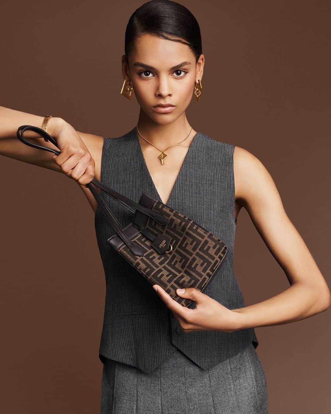 のインスタグラム：「A reflection of Fendi heritage, an iteration of the convertible #FendiOrigami bag in the FF motif.  Artistic Director of Couture and Womenswear: @mrkimjones Artistic Director of Accessories and Menswear: @silviaventurinifendi  Artistic Director of Jewellery: @delfinadelettrez  Creative Direction: @ronnie.cooke.newhouse @karlbolander  Photography: @craigmcdeanstudio  Styling: @themelanieward Hair: @anthonyturnerhair Makeup: @peterphilipsmakeup  Casting: @shelleydurkancasting Set Design: @alexanderbockstudio  Model: @farah_nieuwburg」