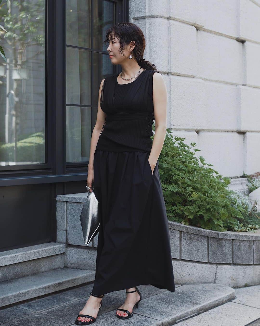 ai.takahashi328さんのインスタグラム写真 - (ai.takahashi328Instagram)「先週の真夏日の日のコーデ。UNIQLOのボリュームロングスカート、UNIQLOに珍しいロング丈。  #ボリュームロングスカート #uniqlo2023fw  #uniqlo  #ユニクロコーデ #ブラックコーデ #mm6 #シルバーバッグ #fetico #パーソナルスタイリスト」9月8日 21時01分 - ai.takahashi328