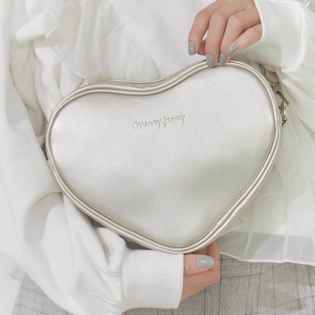 merry jennyのインスタグラム：「【 runway channel festival 】 ㅤㅤㅤㅤㅤㅤㅤㅤㅤㅤㅤㅤㅤ 9/8(fri) 12:00 〜 9/12(tue) 23:59 official web store RUNWAY channel にて new &pre order 10%OFFを開催中‼︎ さらに! point up×20・送料無料！  topのURLから⇨  @merryjenny_instagram  ぜひcheckして下さいね！  〇 doubleハートショルダーバッグ col : ivory / silver / black  ¥8,250 (tax in)  〇クロスフリルロングブーツ col : ivory / brown / black ¥16,500 (tax in)  #merryjenny #メリージェニー  #2023aw #dreamwell #winter #ショルダーバッグ #ハート」
