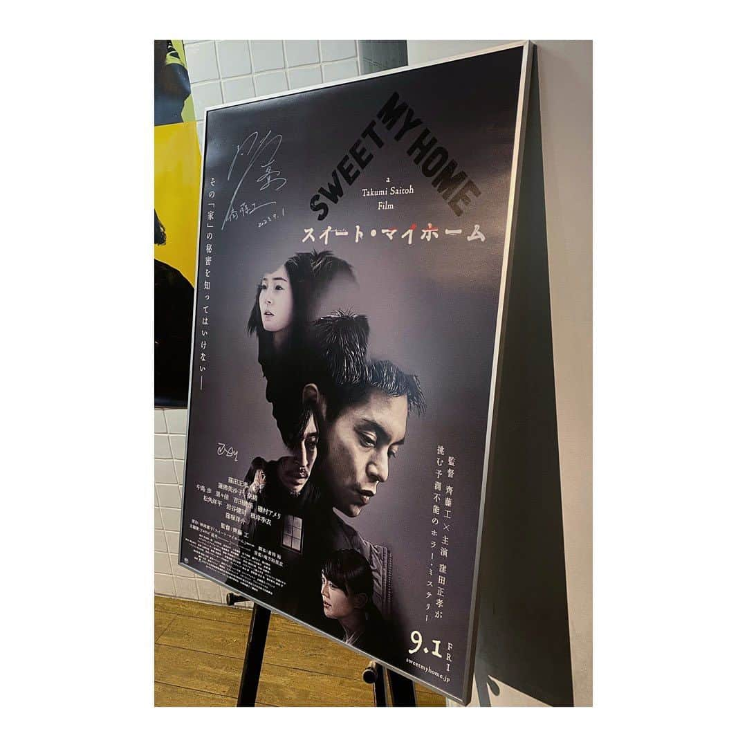 大島央照さんのインスタグラム写真 - (大島央照Instagram)「雑誌 FREECELL vol.57 公開中映画 スイート・マイホーム  齊藤工監督× 窪田正孝 さん12p撮影させていただきました。齊藤監督はThe Hollywood Reporter Japanに続き、窪田さんは約5年ぶりのFREECELLにて撮影させていただきました。ありがとうございました。 ※1枚目FREECELL表紙　 中島健人様/撮影:須藤絢乃様  スイート・マイホーム @sweetmyhome_jp  拝見する前のイメージと違って、人が持つ怖さが丁寧に描かれていて、とてもゾクゾクして面白かったです。素晴らしい俳優の皆さんの演技、カメラワーク、演出に気がつけば背筋が凍りついた状態でエンディング、Yamaさんの音楽で浄化された気分に。とても綺麗で余韻がしばらく残りましたー。ホラーが苦手な私でも、いくつかの仕掛けを探しに、また見たいと思いました。  是非みなさん、劇場での体感をお勧めします🎬✨  ※写真2枚目 公開初日、齊藤監督の作品に対する誠実な思いが伝わってきた舞台挨拶。磯村アメリさん、とっても可愛くていやされました✨  ※写真3枚目 齊藤監督サイン入りポスター @ヒューマントラストシネマ渋谷  ※写真4枚目 アート本のような、かっこいいパンフレット。永久保存版。  ーたくさんの方々に作品が届きますように。  @sweetmyhome_jp  @takumisaitoh_official  @masatakakubota_  @isomura_ameri   #FREECELL #スイート・マイホーム  #スイートマイホーム #齊藤工監督 #齊藤工 #窪田正孝 #磯村アメリ  #映画 #渋谷ヒューマントラストシネマ  #sweetmyhome  #takumisaitoh  #masatakakubota #ameriisomura  #movie」9月8日 21時01分 - chiakioshima