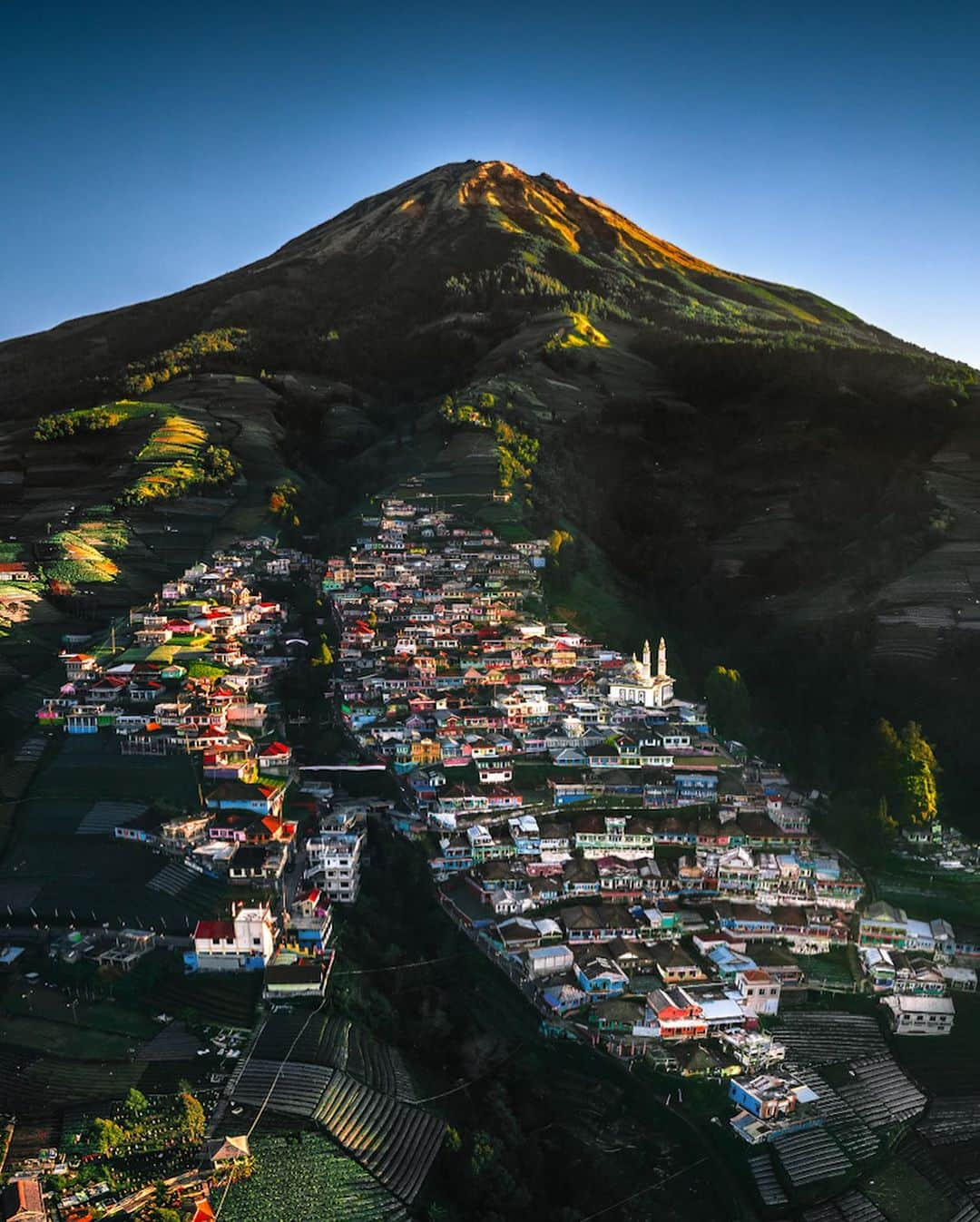 R̸K̸のインスタグラム：「Mountains are the beginning and the end of all natural scenery.  -John Ruskin ・ ・ ・ ・ #indonesia #indonesia🇮🇩#beautifuldestinations #earthfocus #earthbestshots #earthoffcial #earthpix #thegreatplanet #discoverearth #roamtheplanet #ourplanetdaily #nature #tentree #livingonearth  #theglobewanderer #awesome_photographers #wonderful_places #TLPics #designboom #voyaged #travellingthroughtheworld #lonelyplanet #modernArchitect #architectanddesign #luxuryworldtraveler #fromwhereidrone #onlyforluxury #bbctravel #lovetheworld @soul.planet @earthfever @9gag @paradise  @natgeotravel @awesome.earth @national_archaeology」