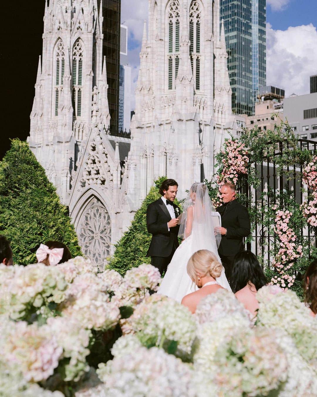 ELLE Magazineさんのインスタグラム写真 - (ELLE MagazineInstagram)「Bridget Bahl and Mike Chiodo wanted a New York wedding. A very New York wedding. Though the couple is now primarily based in Dallas, they met there and wanted to show it to their families in the most beautiful way possible. Go behind the scenes of their viral celebration at the link in bio. ❤️  Bridget Bahl @bridget  Michael Chiodo @drmikechiodo  Planning: Laurie Arons @lauriearons Design: Birch Event Design @bircheventdesign Photography: Jose Villa @josevilla Videography: Peyton Frank @peytonfrank Stylist: Micaela Erlanger @micaela Custom bridesmaid gowns: The Bar @the______bar Custom flower girl + page boy outfits: Doloris Petunia @dolorispetunia Social coverage: Follow the Bride @followthebride_」9月8日 21時04分 - elleusa