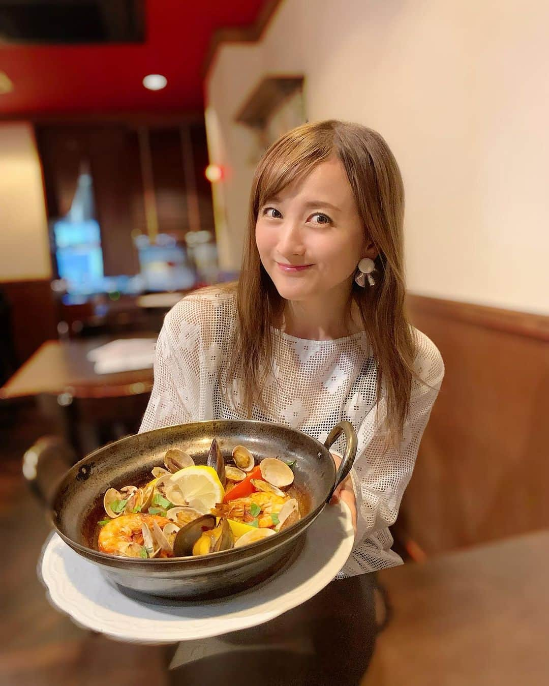 小松彩夏のインスタグラム：「⁡ 先日、若林区新寺にある「ビストロ・バンディード」というお店へディナーで行ってきました😋🍴 ⁡ 仙台駅東口から徒歩10分ほどの場所にあります📌 ⁡ お店は夜ということもあり、可愛らしくライトアップされていました✨外観からして良さそうな雰囲気⭐️ ⁡ わたしは、パエリアをメインとしたコース料理をいただいたのですが、前菜から手の込んだ料理たち👏 ⁡ 自家製ソーセージやお肉料理はとてもジューシーで、パスタもモチモチでトマトにはパプリカや玉ねぎなどが入っており、さっぱりといただけちゃいました😋✨ ⁡ そして、なんと言ってもパエリア‼️🥘 ⁡ パエリアのエビは殻が殻じゃないんじゃないかと思うくらい柔らかく、お米には魚介のエキスがたっぷりと染み込み、とーっても絶品でした🤤❤️ ⁡ お腹も舌も大満足なコースでした❣️ ⁡ ワインなどお酒が好きな方にもおすすめのお店です👍 ⁡ また仙台のオススメのお店みつけたら報告します😊 ⁡ 台風が来ていますので みなさん気をつけてお過ごしくださいね☔️ ⁡ PR @bistrobandido #仙台イタリアン #仙台スパニッシュ #仙台バル #仙台コース料理 #仙台ビストロ #仙台ディナー #仙台駅グルメ #仙台デート #仙台 #仙台市 #宮城ディナー #宮城 #ディナー #パエリア #宮城イタリアン #スパニッシュ #仙台グルメ」