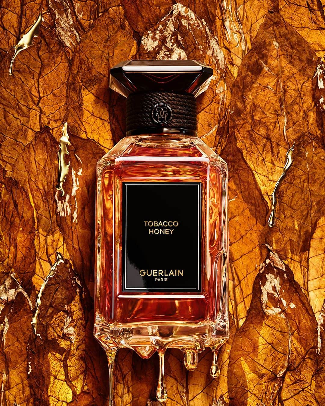 のインスタグラム：「Touched by honey, tobacco turns to gold. In Tobacco Honey, opposites attract in swirling intensity, blending the golden sheen of honey and the vibrancy of a tobacco accord with leather, smoke, chocolate, and oud wood.  "If Tobacco Honey were a masterpiece, it would be a patchwork of tobacco leaves reminiscent of the land art of Arte Povera." - The Guerlain Perfumers  #Guerlain #GuerlainParfumeur #Fragrance #ArtetMatière」
