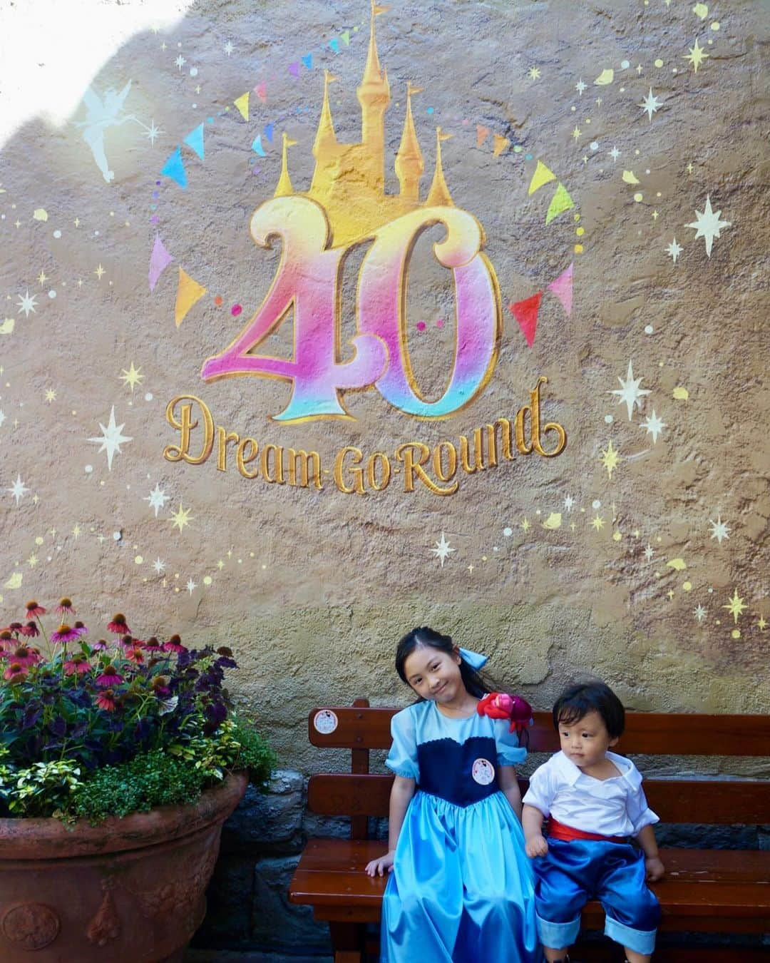 satomiのインスタグラム：「🏰✨  40周年のデコレーションが どこもかしこも可愛かったよ〜🥳🎉  またランドにも行きたいなぁ❤️❤️  #7歳 #1歳8ヶ月 #生後20ヶ月 #令和3年ベビー #6歳差 #6歳差姉弟 #姉弟 #小学生 #小学2年生 #小2 #riinadisney #ディズニー #ディズニーシー #リトルマーメイド #アリエル #エリック #アリエル仮装 #エリック仮装 #アリエルドレス #キスザガール #キスザガール仮装 #dreamgoround #40周年 #40周年ディズニー」