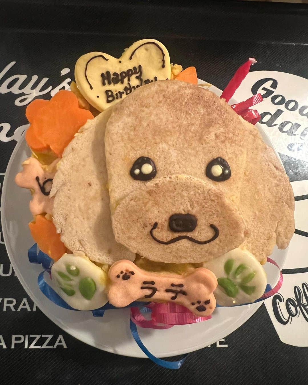 ひらのっちのインスタグラム：「うちのトイプードル♂ラテさん6才お誕生日おめでとう✨ケーキも可愛いー❤️もう6才かーって感じです✨ #トイプードル #トイプー #犬 #犬誕生日 #愛犬 #犬のいる暮らし #犬バースデーケーキ #バースデー #誕生日 #チワックス #トイプードル部  #トイプードル男の子 #トイプードル好きな人と繋がりたい #トイプードル好きと繋がりたい #わんこ #トイプードル大好き #多頭飼い #トイプードルレッド #愛犬 #いぬすたぐらむ #誕生日ケーキ」