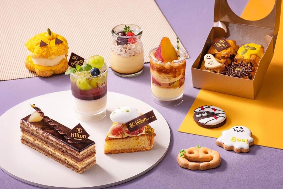 ヒルトン東京ベイ Hilton Tokyo Bayさんのインスタグラム写真 - (ヒルトン東京ベイ Hilton Tokyo BayInstagram)「秋限定のピースケーキが登場！スイーツで秋の味覚を楽しみませんか？  テイクアウトデリ「フレッシュ・コネクション」では、ペストリーシェフが一つ一つ丁寧に仕上げたケーキを販売しております🍰  9月は、洋梨やいちじく、シャインマスカットなど、旬のフルーツを使用したスイーツがショーケースにずらり🍐10月からは、かぼちゃや焼き芋を存分に楽しめるスイーツをご用意します🎃  ご自分へのご褒美としてはもちろん、手土産やプレゼントにもおすすめです💐  【ピースケーキ詳細】 ・販売場所：ロビー階「フレッシュ・コネクション」 ・時間：11：00～22：00  ■2023年9月1日（金）～9月30日（土） ストロベリーショートケーキ　800円 洋梨とアールグレイのオペラ　800円 いちじくのタルト　800円 巨峰とシャインマスカットのヴェリーヌ　800円 ジャージークリームプリン　モンブラン　700円  ■2023年10月1日（日）～10月31日（火） ストロベリーショートケーキ　800円 洋梨とアールグレイのオペラ　800円 かぼちゃのシュークリーム　800円 焼き芋ブリュレパフェ　800円 ジャージークリームプリン　モンブラン　700円  ※表示料金には税金が含まれます ※ケーキは季節や仕入れ状況によって変更となる場合がございます。詳細は店舗へお問い合わせください。  #ヒルトン東京ベイ #東京ディズニーリゾート #舞浜 #秋の味覚 #スイーツ #お土産 #ご褒美 #ハロウィーン #甘いもの好きな人とつながりたい #テイクアウト #ホテル #夜パフェ #パフェ #秋スイーツ #カフェ好きな人とつながりたい #ホテル巡り #hiltontokyobay #hilton #dessert #takeaway #cafe #autumn #sweets #halloween」9月8日 21時06分 - hiltontokyobay