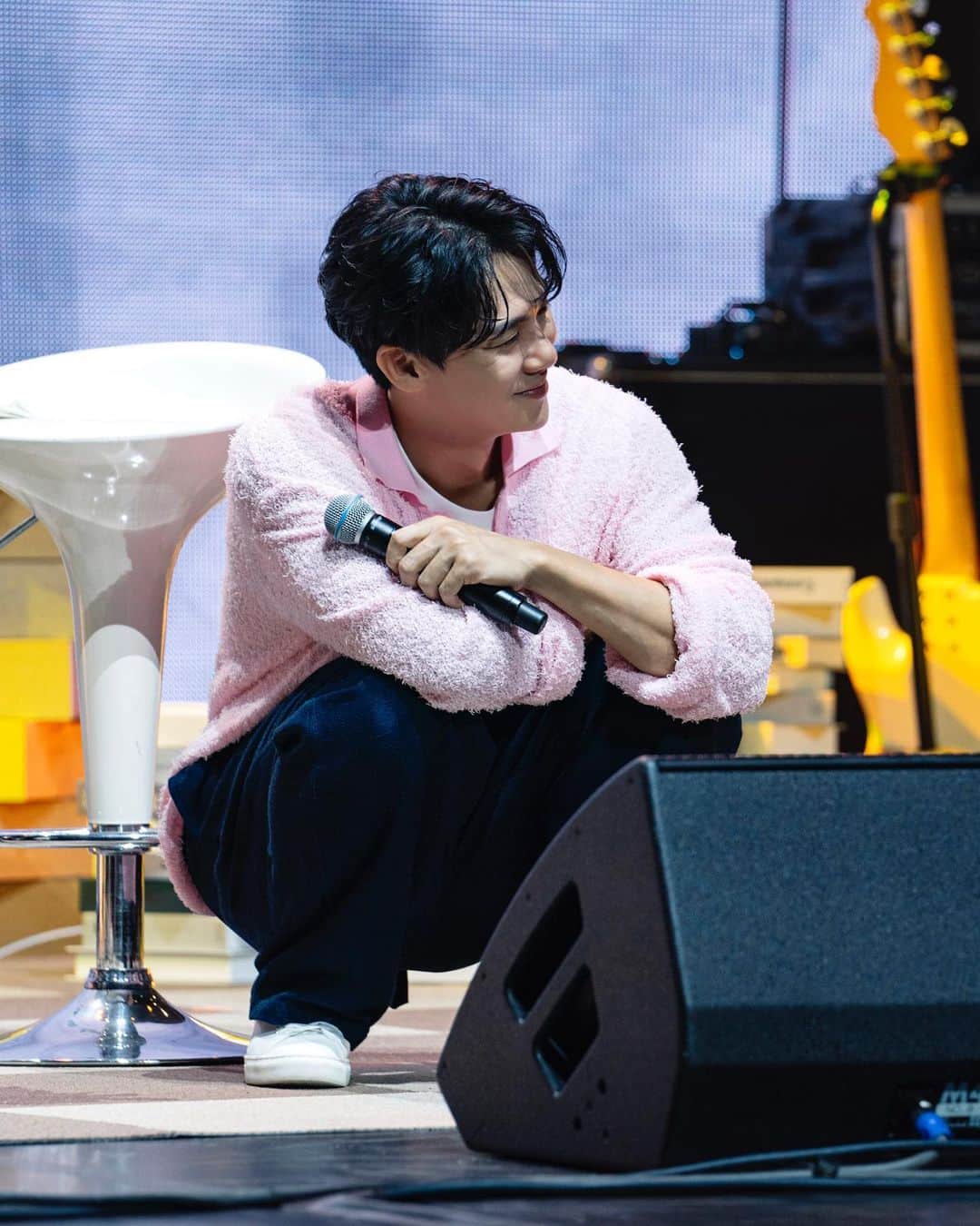 キングコングエンターテインメントのインスタグラム：「| #유연석  𝐘𝐎𝐎𝐘𝐄𝐎𝐍𝐒𝐄𝐎𝐊  𝐃𝐄𝐁𝐔𝐓 𝟐𝟎𝐭𝐡 𝐀𝐍𝐍𝐈𝐕𝐄𝐑𝐒𝐀𝐑𝐘 𝐅𝐀𝐍𝐌𝐄𝐄𝐓𝐈𝐍𝐆  <유연석의 이해> 오래 기다렸던 만큼 긴 여운이 남았던 그날의 추억을  다시 세어보아요🤍  포스트 보러 가기 🔗 https://naver.me/FVBhAdNX (or Link in Bio ✔)  #유연석 #YooYeonSeok  #데뷔20주년팬미팅 #유연석의이해 #비하인드 #포스트」
