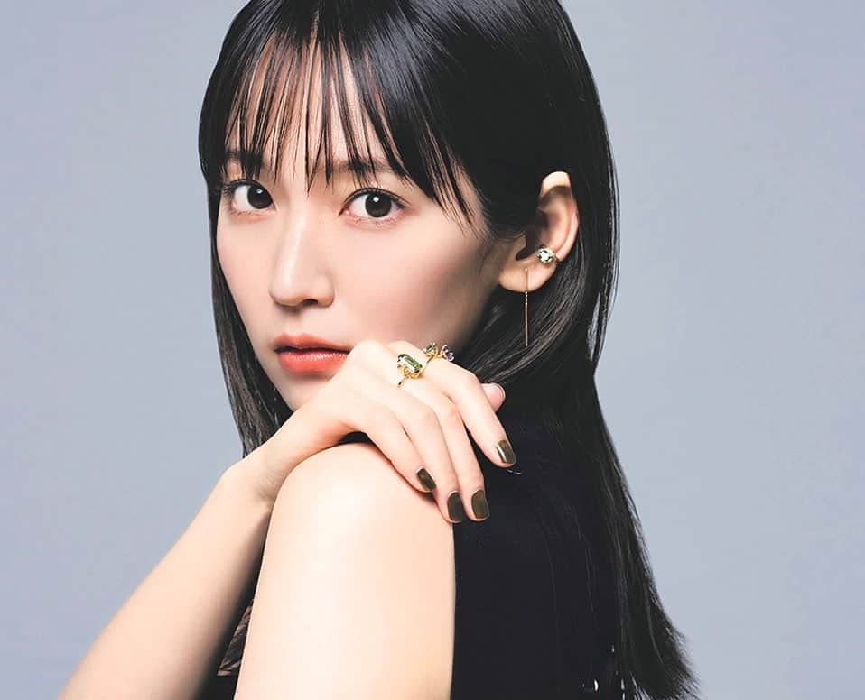 のインスタグラム：「steady.10月号にて吉岡里帆さんを撮影させていただきました。 たった5分の撮影でしたが、静かで落ち着いた空気感に魅了されながらシャッターを切りました。 是非ご覧ください。  @steady_tkj  @riho_yoshioka」