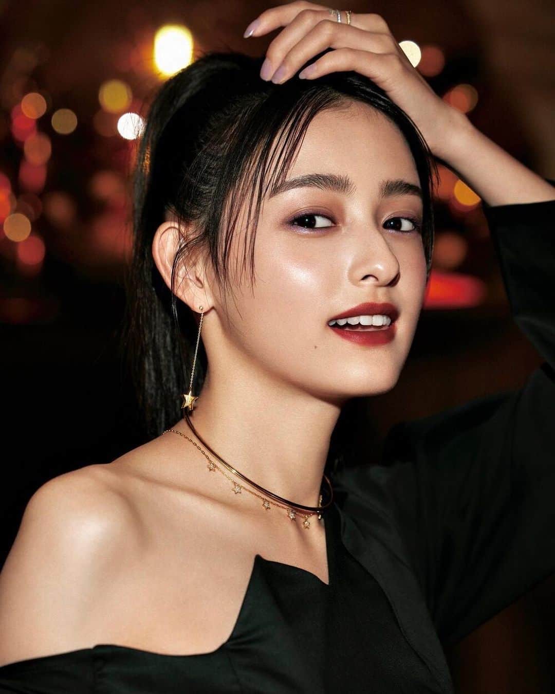 大峰ユリホのインスタグラム：「25ans10月号 メイク特集出させていただいてます。  ぜひお手に取ってください🩶」
