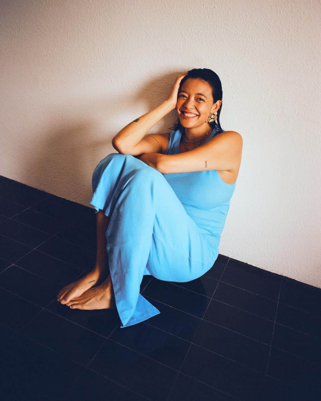 ナオミ・シマダさんのインスタグラム写真 - (ナオミ・シマダInstagram)「a joyous kind of blue @netaporter 🩵  #netaporter #ad」9月8日 21時10分 - naomishimada