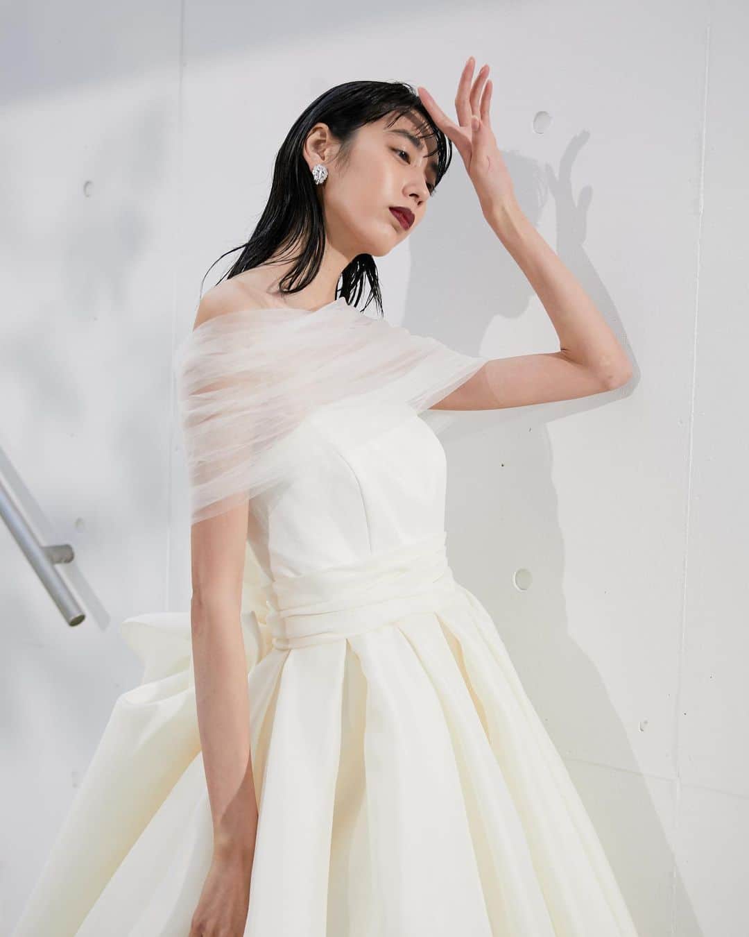 のインスタグラム：「JUNO Original Wedding Dress  生地の美しい質感と バックスタイルのシルエット美を追求した ウェディングドレス  バイヤーがぜひJUNOの花嫁へおすすめしたいと 心を込めてセレクトいたしました  ふっくらと柔らかい質感のスカートと 肩もとの軽やかなチュールが モダンで上品な個性を演出いたします🕊️  Dress No.03-20726   #junowedding   #junodress  #wedding   #weddingdress   #ウェディングドレス  #カラードレス  #ドレス試着  #結婚式  #前撮り  #2023春婚  #2023夏婚  #2023冬婚  #プレ花嫁   #九州プレ花嫁  #福岡プレ花嫁  #少人数ウェディング  #juno天神本店」