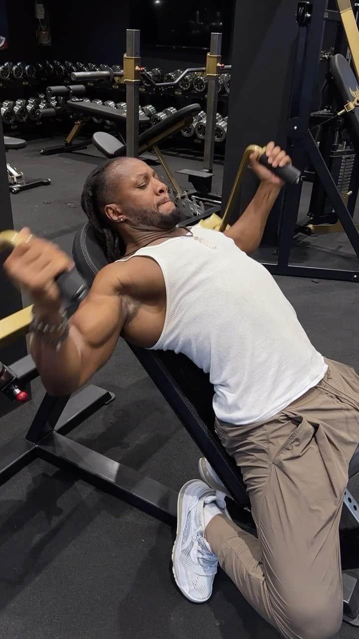 Ulissesworldのインスタグラム：「If you’re looking to upgrade your chest workout you need to try these 3 machines out 💪🏾   🔥 Plate Load Pec Fly - Dumbbell flyes are a great exercise but with one major problem - at the top of the movement, the tension on the chest is reduced as the load is put more onto the triceps. The Watson Plate Load Fly keeps the load on the chest all the way through the movement, including the top, where you really have to ‘squeeze’ your pecs to keep the handles together.  💪🏾 Animal Dual Stack Chest Press - The Watson Animal Dual Stack Chest Press is the best selectors seated chest press you’ll ever use.  If you’re looking to level up your gym and to all my gym owners looking for some fresh custom equipment check out my team @watsongymequipment 🔥」