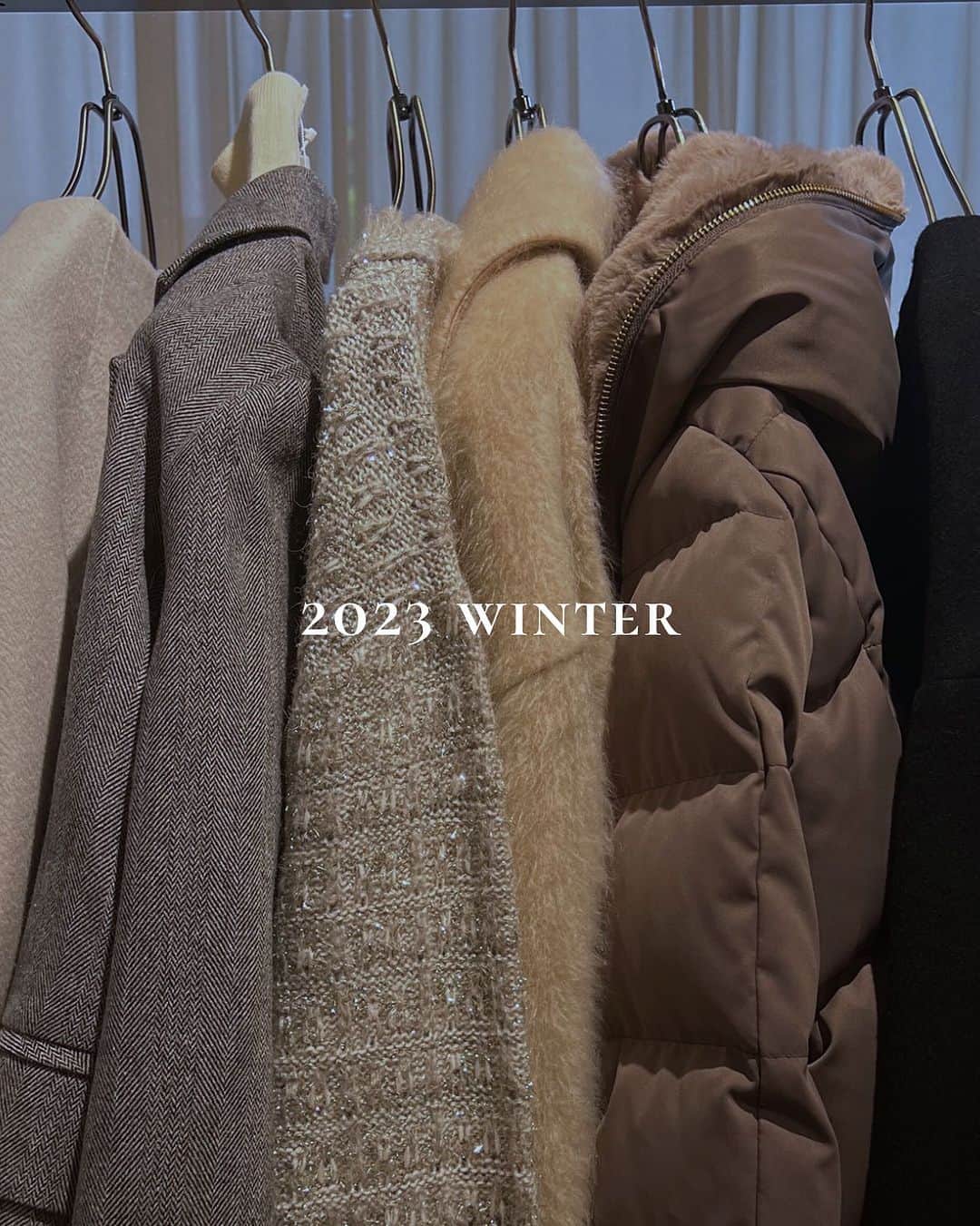 のインスタグラム：「【 2023 winter exhibition 】 ⁡ ルクールブランの冬アイテムを InstaLiveにてお披露目しました✨ ⁡ ひとつ前の投稿か、 トップページハイライトの「 LIVE 」からもアーカイブをご覧いただけます。 ぜひチェックしてくださいね◎ ⁡ ⁡ _____________________ < 𝗶𝗻𝘀𝘁𝗮 𝗹𝗶𝘃𝗲 𝘀𝗰𝗵𝗲𝗱𝘂𝗹𝗲 > 9/10(日)、9/13(水)、9/21(木)、9/29(金) ⁡ ※日時は変更になる場合もございます。 　詳しくは前日のストーリーズでお知らせします。 ⁡ ⁡ ⁡ ⁡ ⁡ ⁡ ⁡ ⁡ ⁡ ⁡ ⁡ ⁡ ⁡ ⁡ ⁡ ⁡ ⁡ ⁡ ⁡ ⁡ ⁡ ⁡ ⁡ #lecoeurblanc #ルクールブラン #le_23aw #autumn #winter #le_web #exhibition」