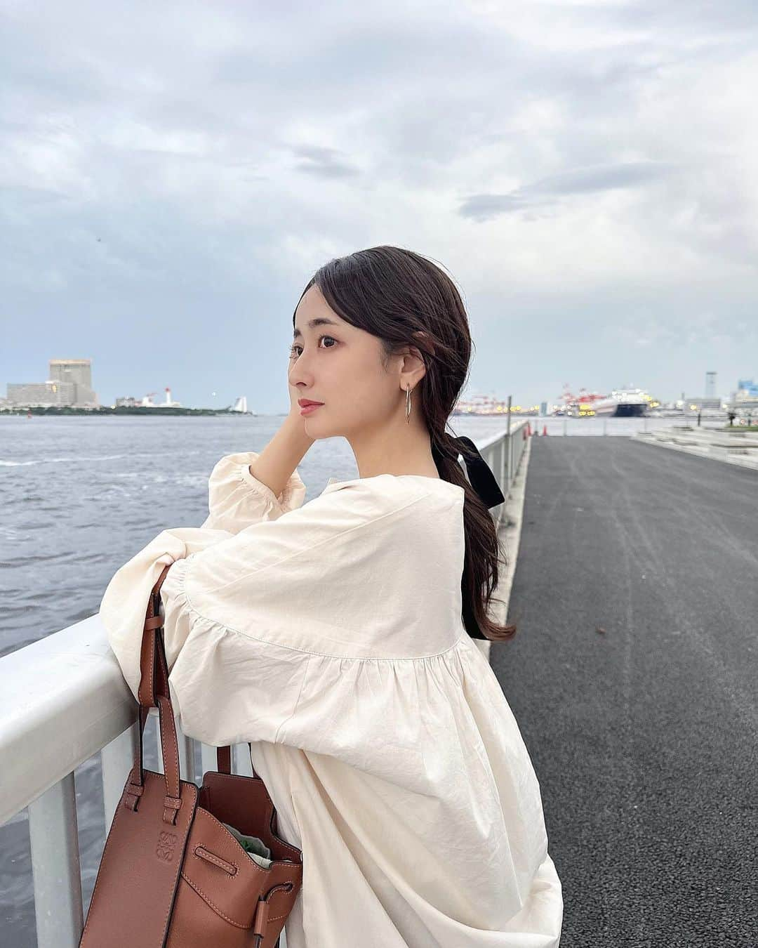 kaneshima ayaのインスタグラム：「. 昨日の簡単ヘア🎗️ ゆるーくダウンでポニーして 上からベロアのリボンで片リボン結び🥨 ざっくり引き出して終わり！ ゆるーく巻いてると可愛いです🤍」